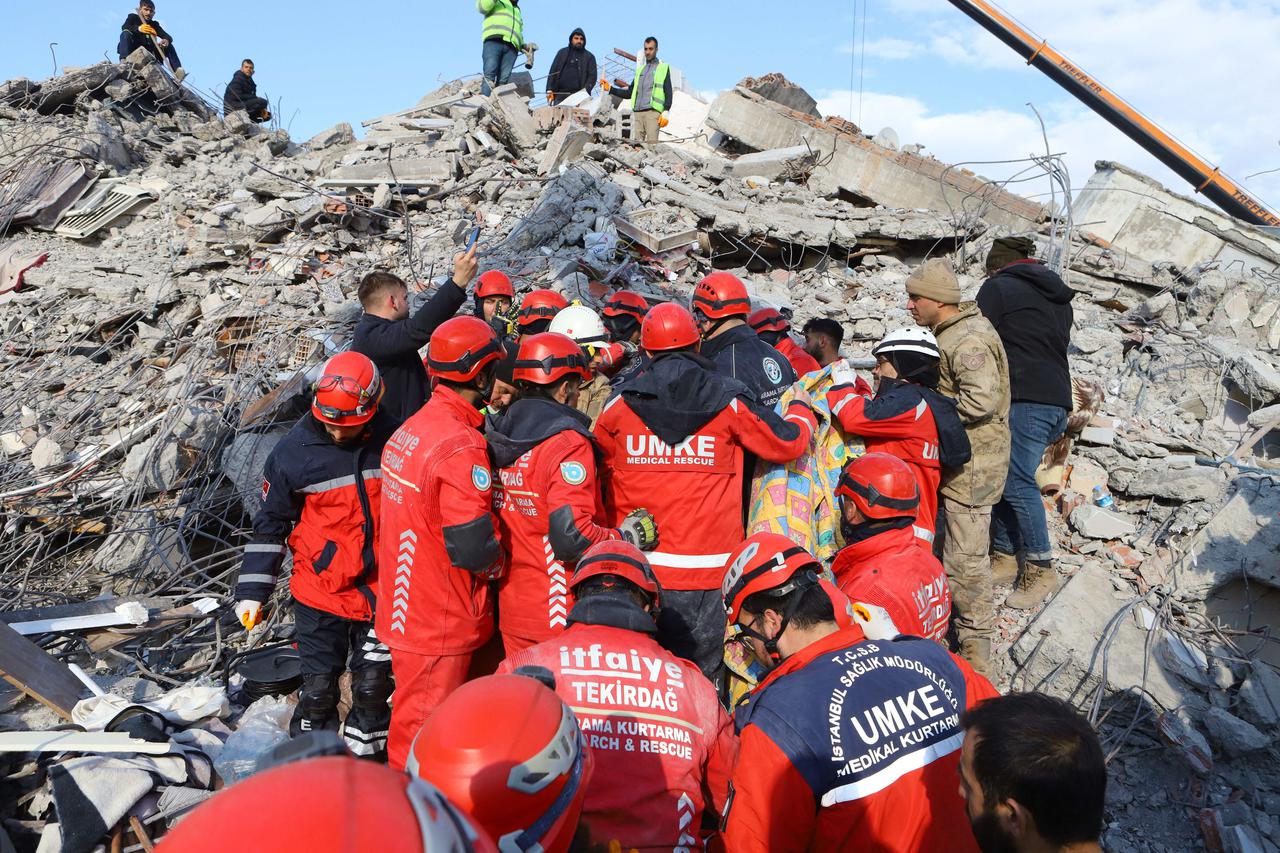 Quake Death Toll Surpasses 15,000 - Turkey