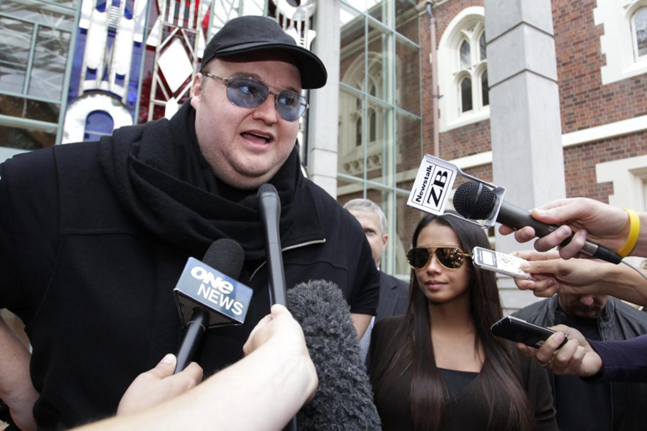 'Megaupload founder Kim Dotcom (L) stands next to his wife Mona as he talks to members of the media after he left the High Court in Auckland February 29, 2012.    REUTERS/Simon Watts   (NEW ZEALAND - 