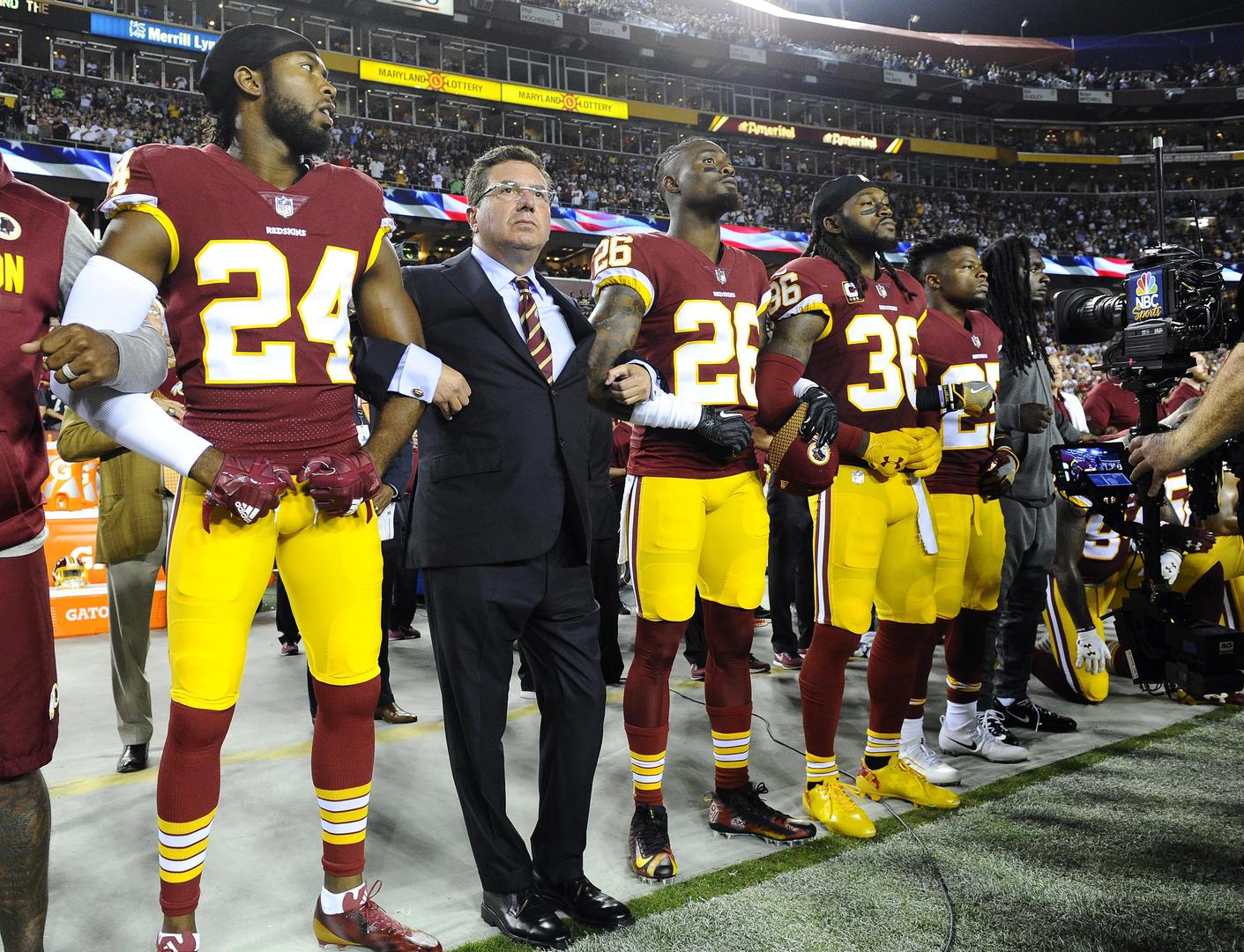 Solidarnost s ostalim klubovima u NFL-u pokazali su Washington Redskins i njegov gazda Daniel Snyder u susretu s Oakland Raidersima.