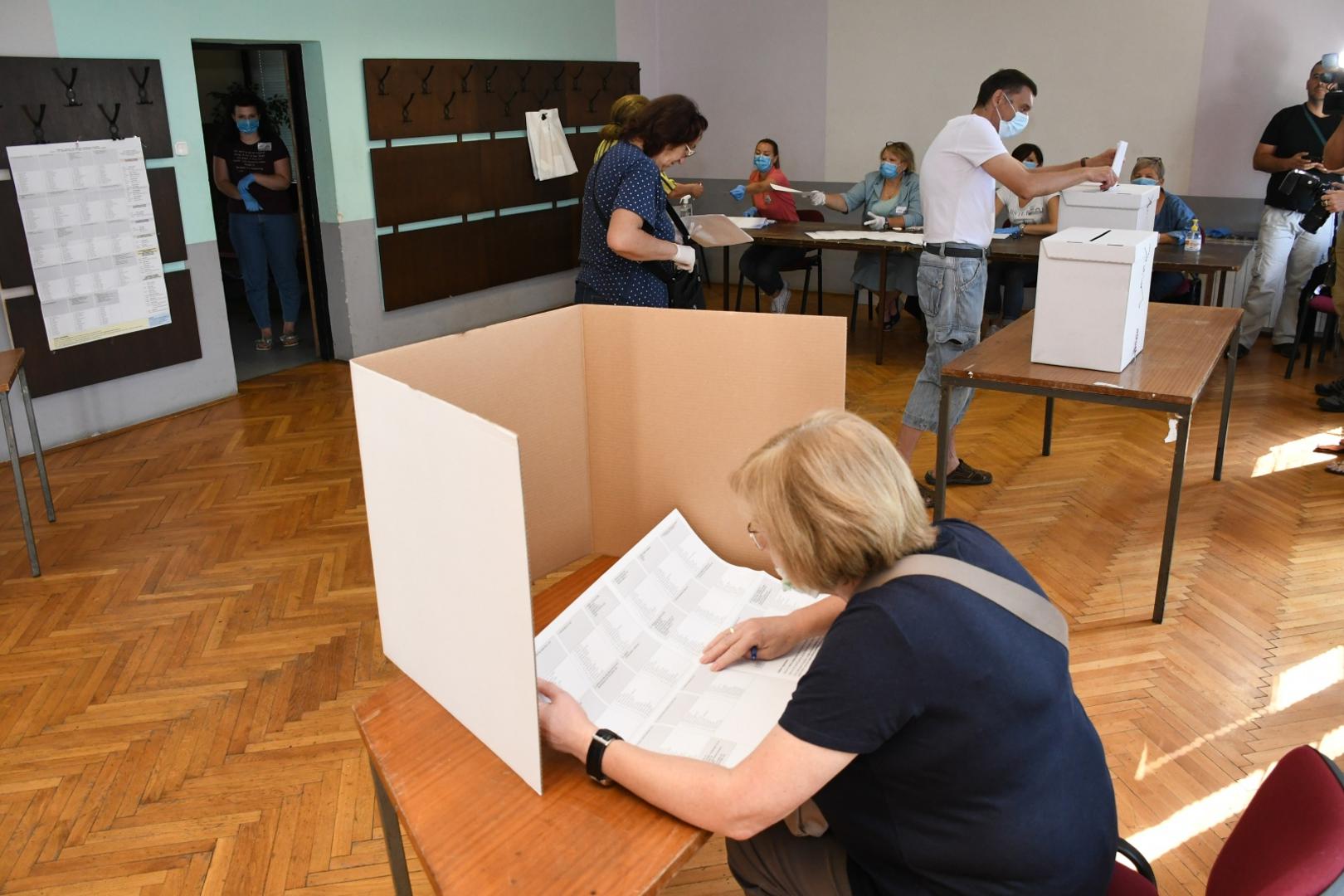 05.07.2020., Bjelovar - Parlamentarni izbori u II. izbornoj jedinici. Na brojnim bjelovarskim biralistima biljezi se solidan odaziv gradjana, koji su strpljivo cekali u redu da daju svoj glas. 
Photo:Damir Spehar/PIXSELL