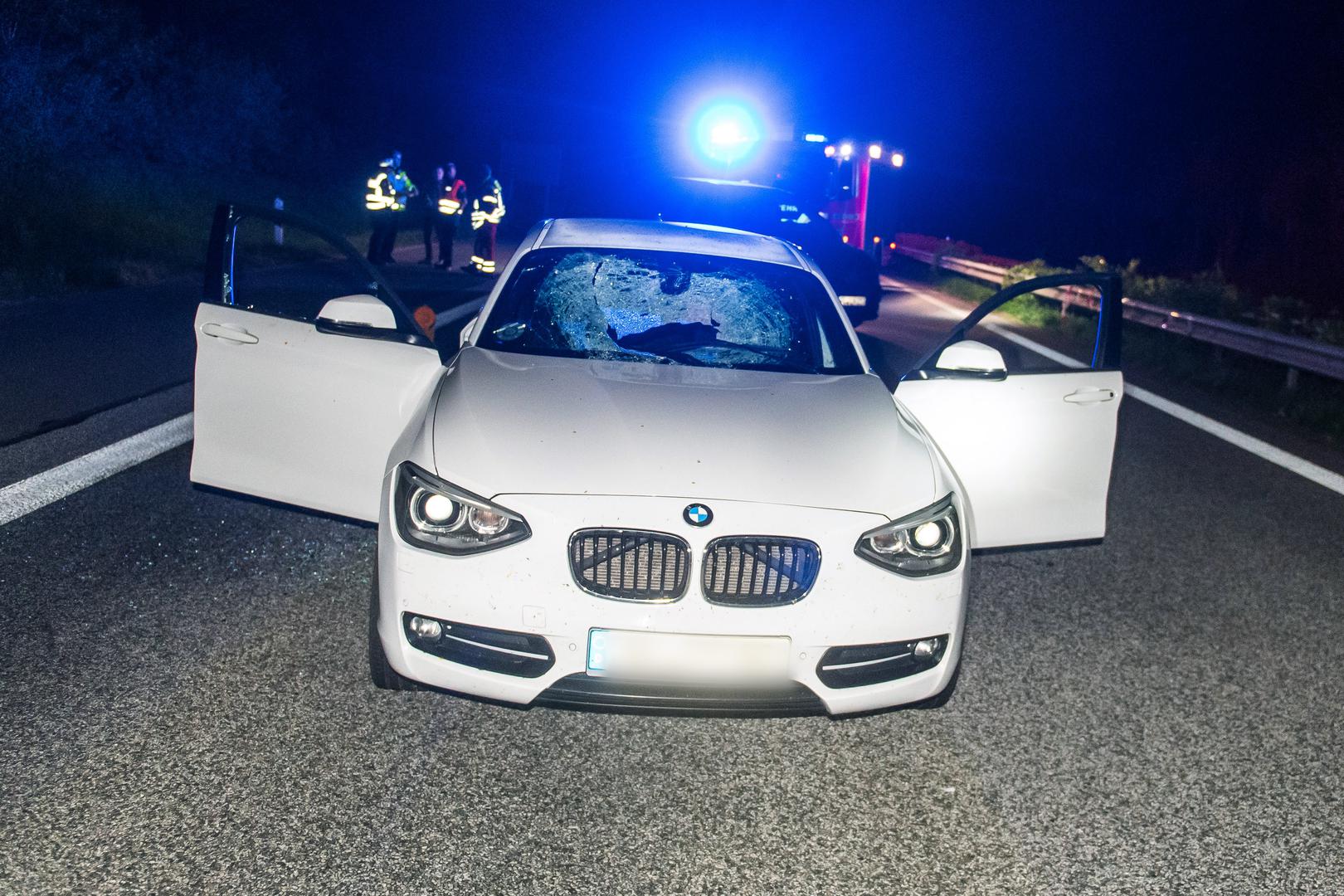 Nakon što je netko na njen automobil bacio kamen s mosta, vozačica BMW-a koja je vozila po njemačkoj autocesti na granici s Danskom završila je u bolnici s teškim ozljedama.