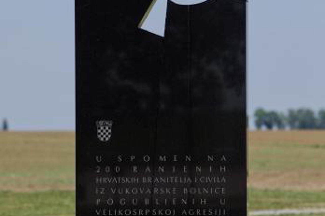 '14.05.2012. Ovcara - Dvadeset godina od okupacije u Domovinskom ratu Vukovar i Vukovarci pokusavaju zivjeti normalnim zivotom. Unatoc reintegraciji, proteku vremena i opseznoj obnovi ratne rane su jo