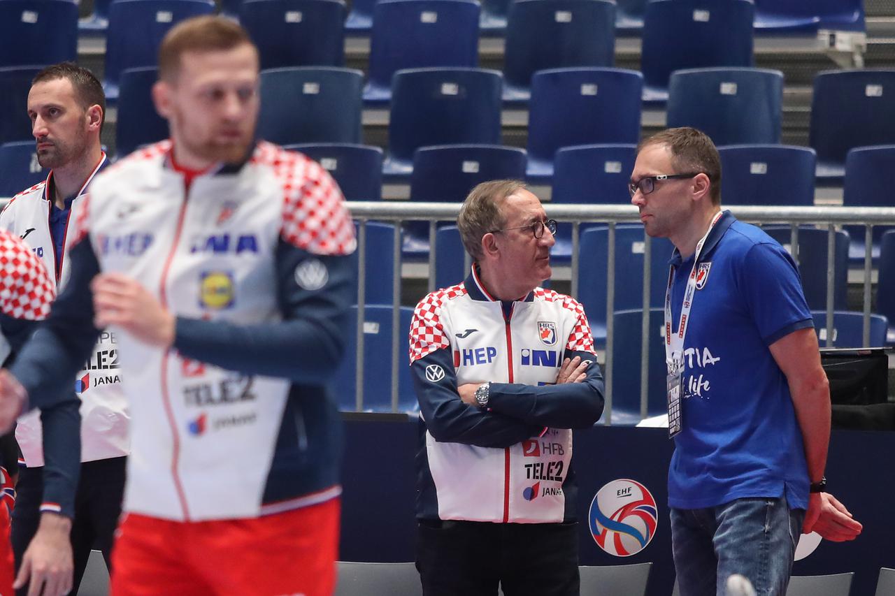 Graz: Zagrijavanje igrača Hrvatske i Bjelorusije uoči početka utakmice