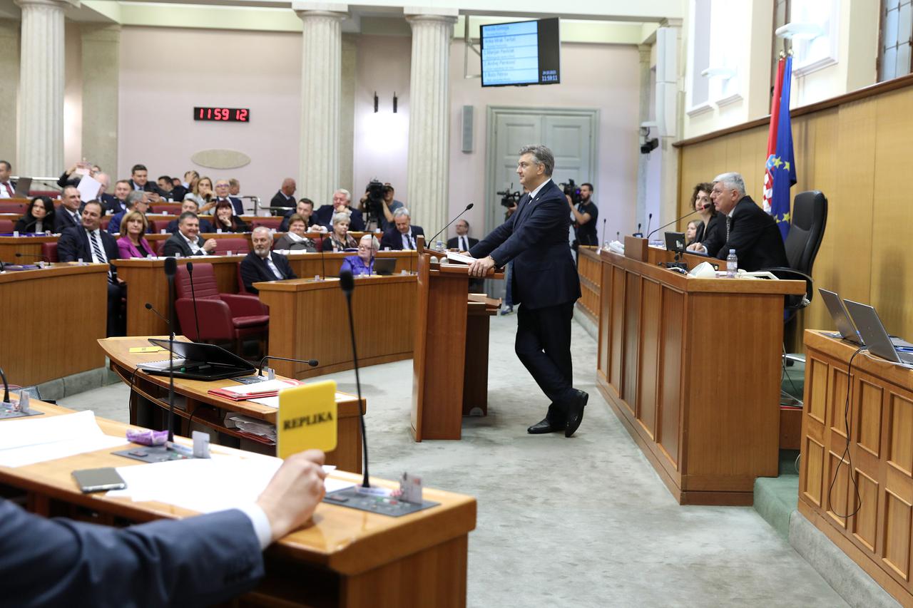 Zagreb: Zastupnici lupanjem ometaju govor premijera Plenkovica