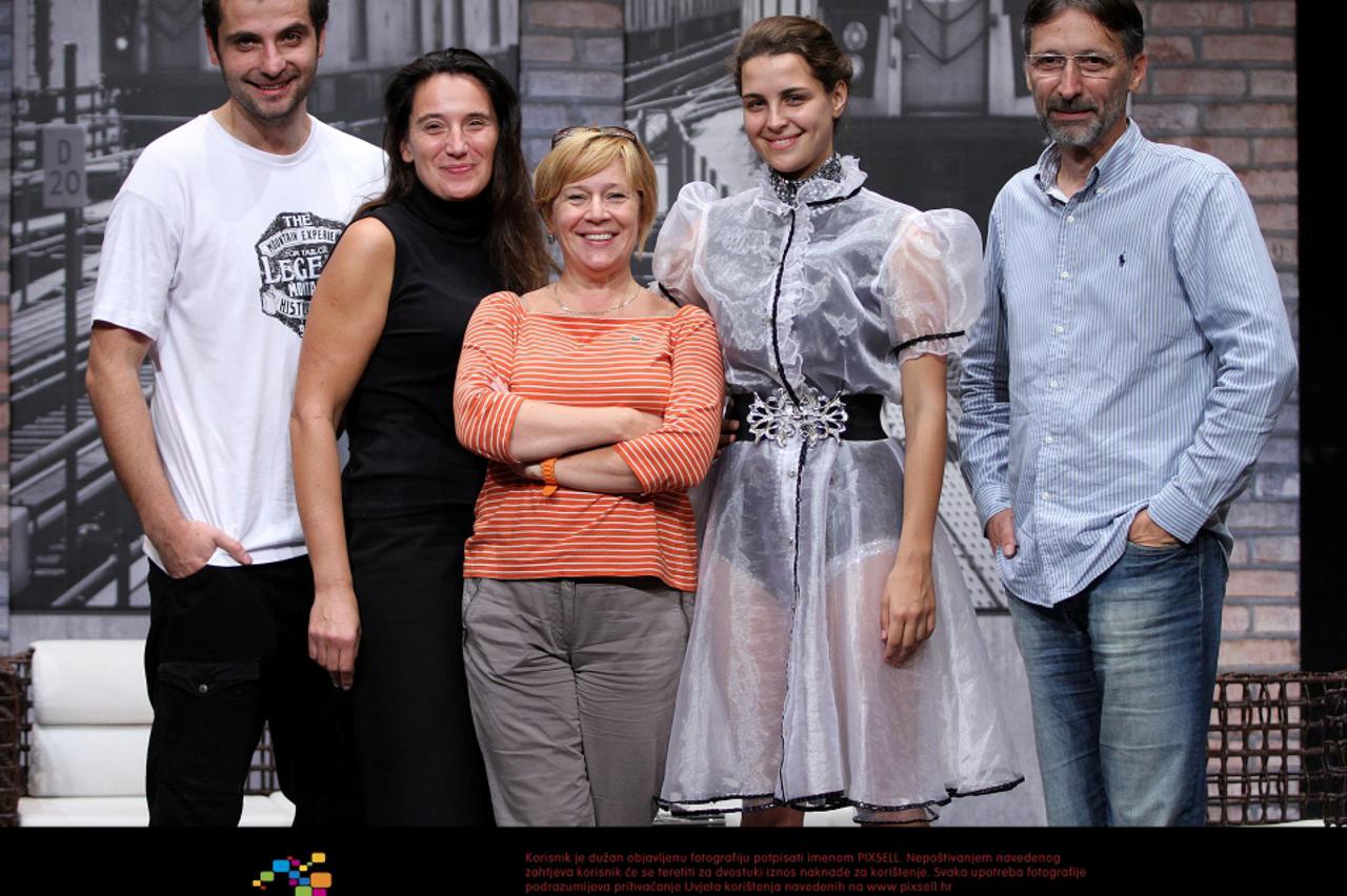 Ekipa: Robert Kurbaša, Jasmina Pacek, kreatorica scene i kostime, Mladena Gavran, Doris Pinčić, Miro Gavran