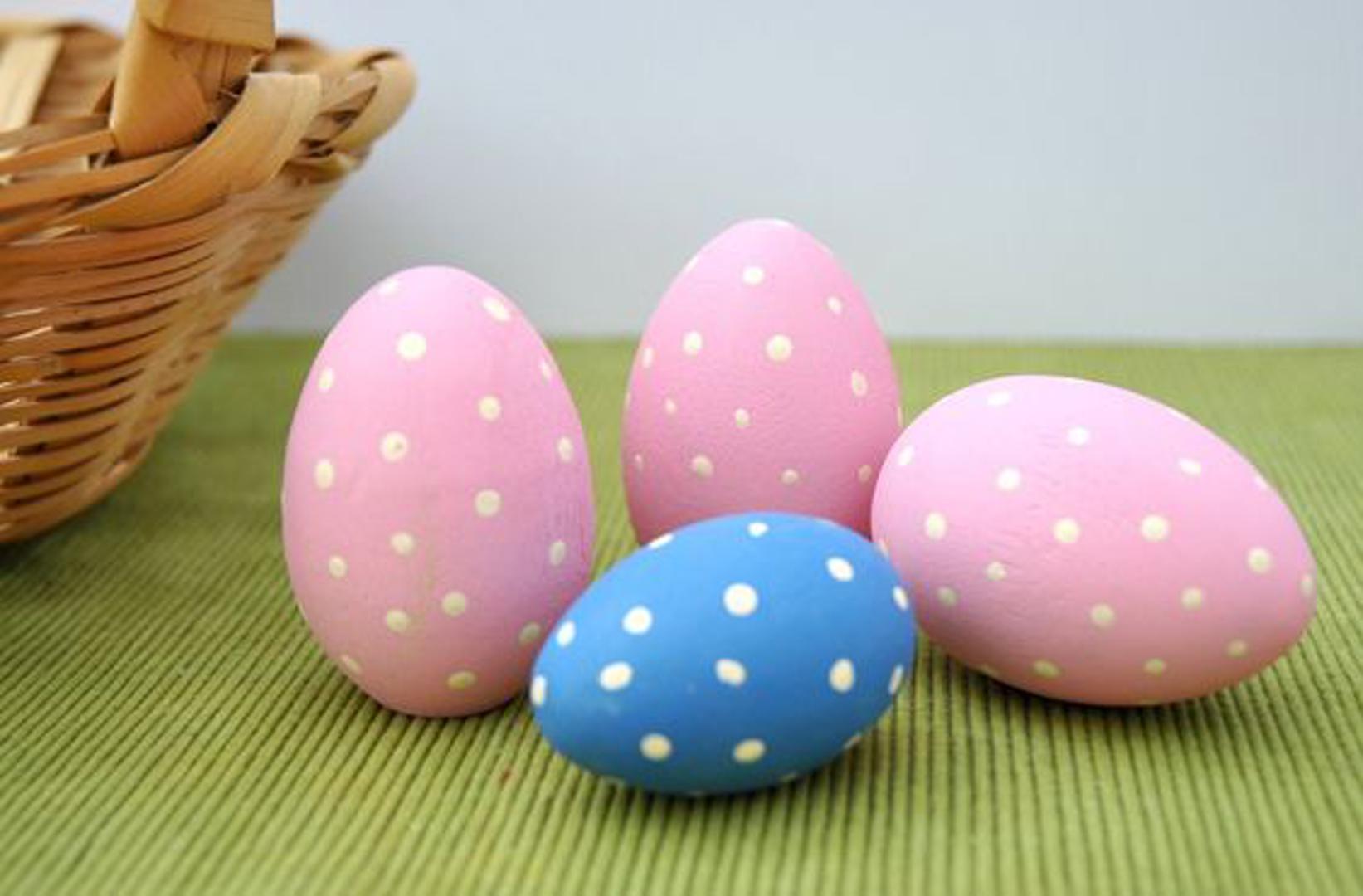 Točkasta jaja: Napravite 3D efekt tako što ćete na obojano jaje stavljati točkice na način da one ostanu malo ispupčene na površini jajeta. Nemojte žuriti: radite jednu po jednu stranu, dopuštajući svakoj strani da se potpuno osuši prije nego nastavite dalje.