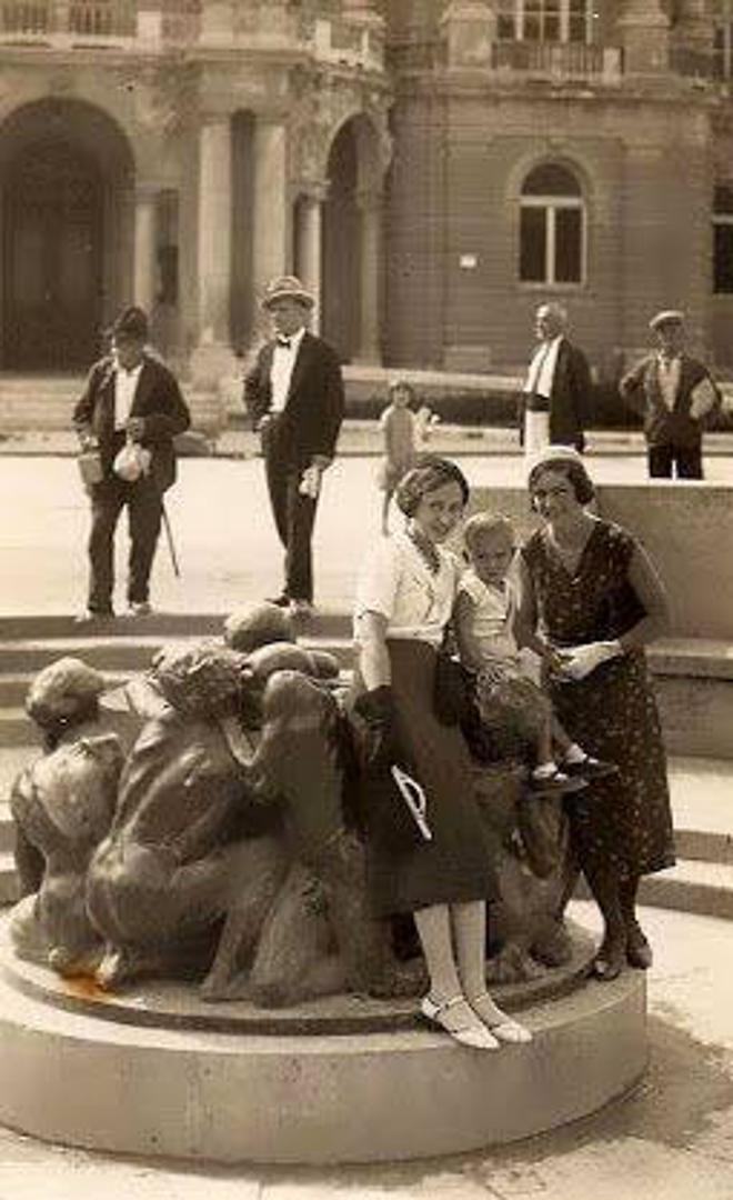 Ispred Hrvatskog narodnog kazališta 1930. godine