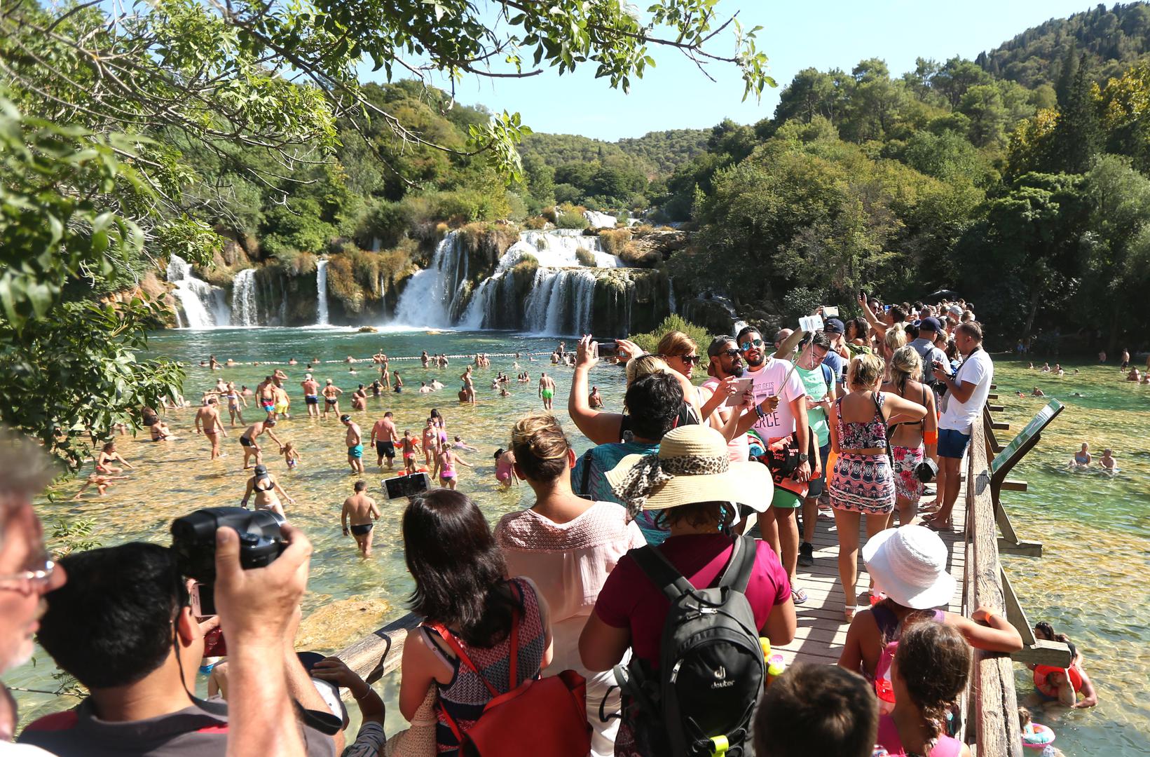 Mnoštvo domaćih i stranih gostiju nakon obilaska NP Krke i slapova Krke potraži osvježenje upravo u rijeci Krki