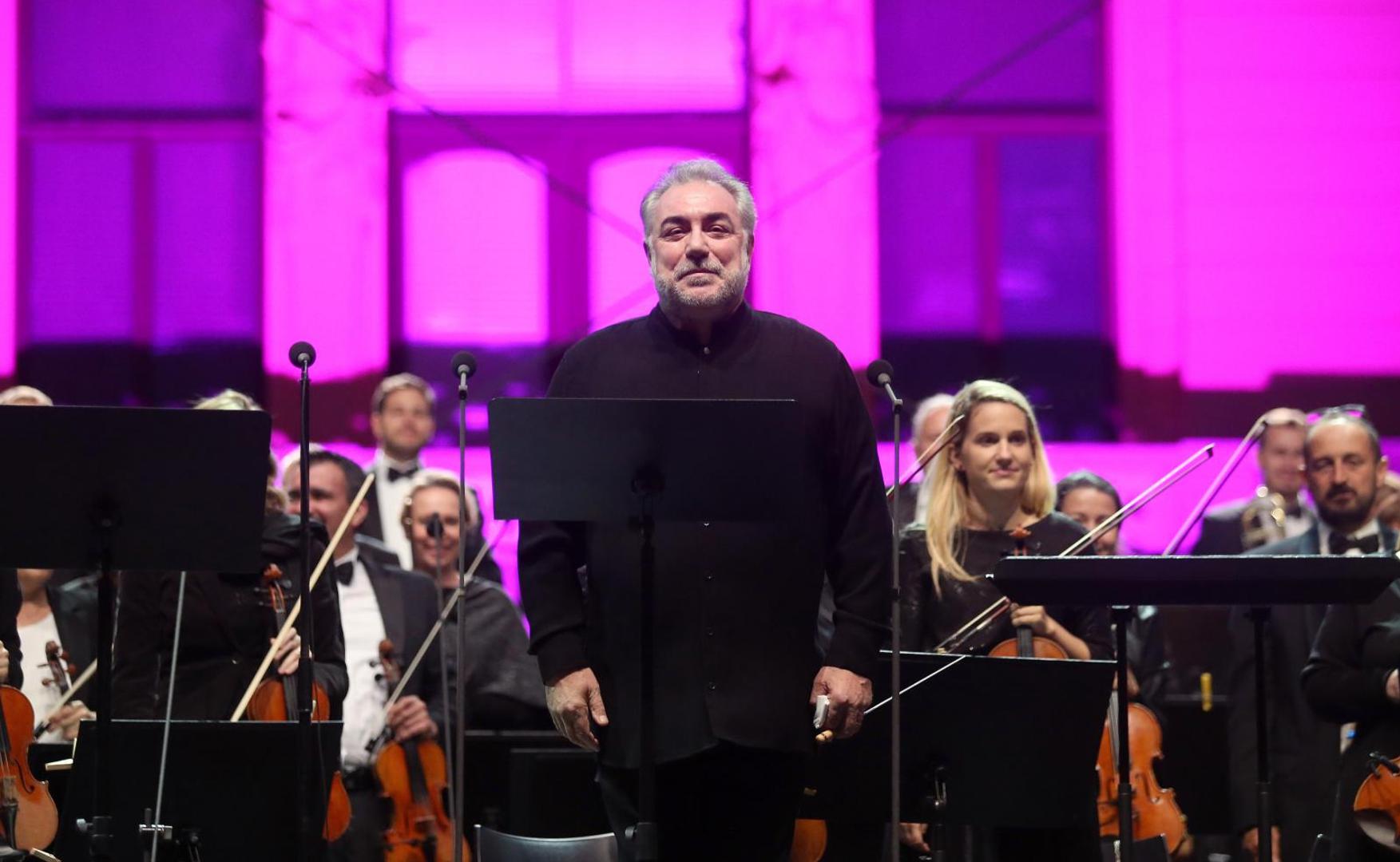Simfonijskim orkestrom Hrvatske radiotelevizije ravnao je maestro Ivo Lipanović.