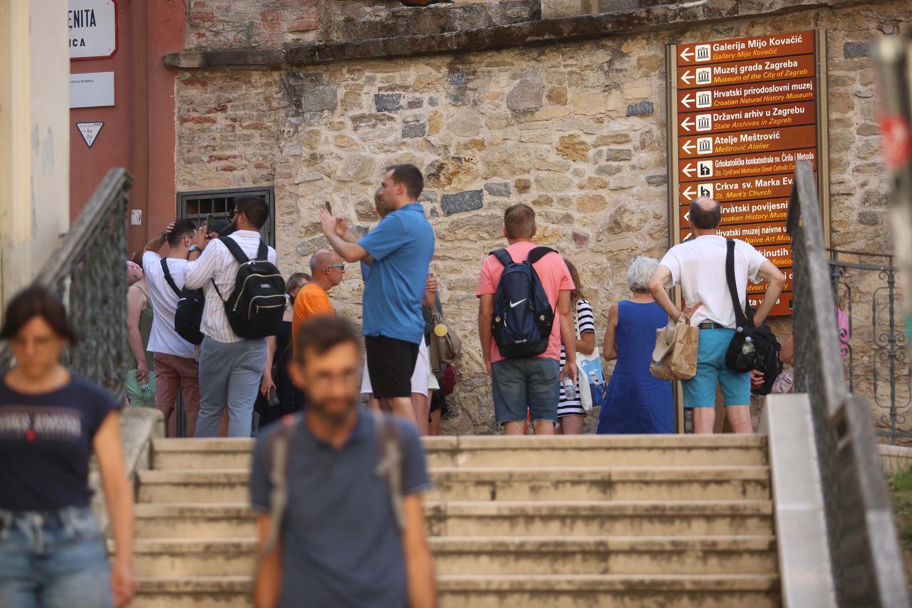 Zagreb: Turisti u razgledavanju gradskih znamenitosti