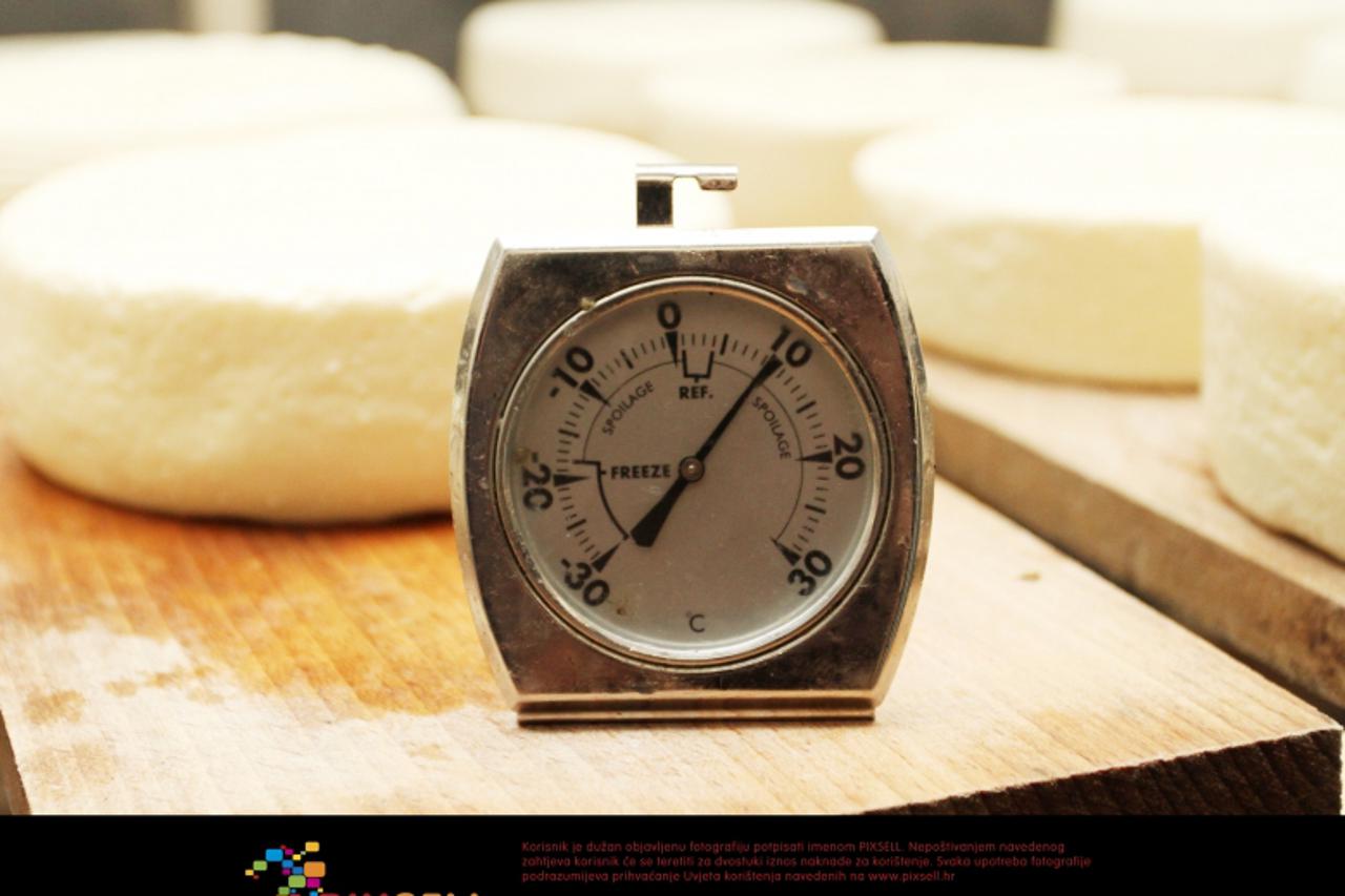 \'25.05.2012. Tounj - Milan Paher vlasnik mini sirane Velebit upustio se u prozvodnju nove vrste sira, tounjskog pljesnivca. Nastaje u spilji gdje na dubini od sto metara i temperaturi od 10 stupnjeva