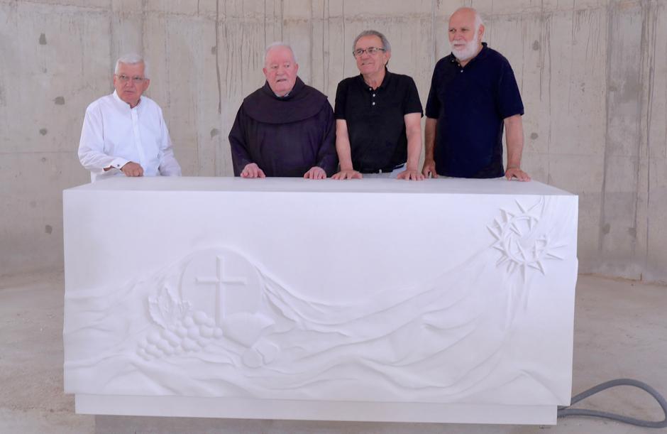 Brnaze: Crkva sv. Leopolda Mandića dobila novi oltar, djelo kipara Zvonimira Šepata