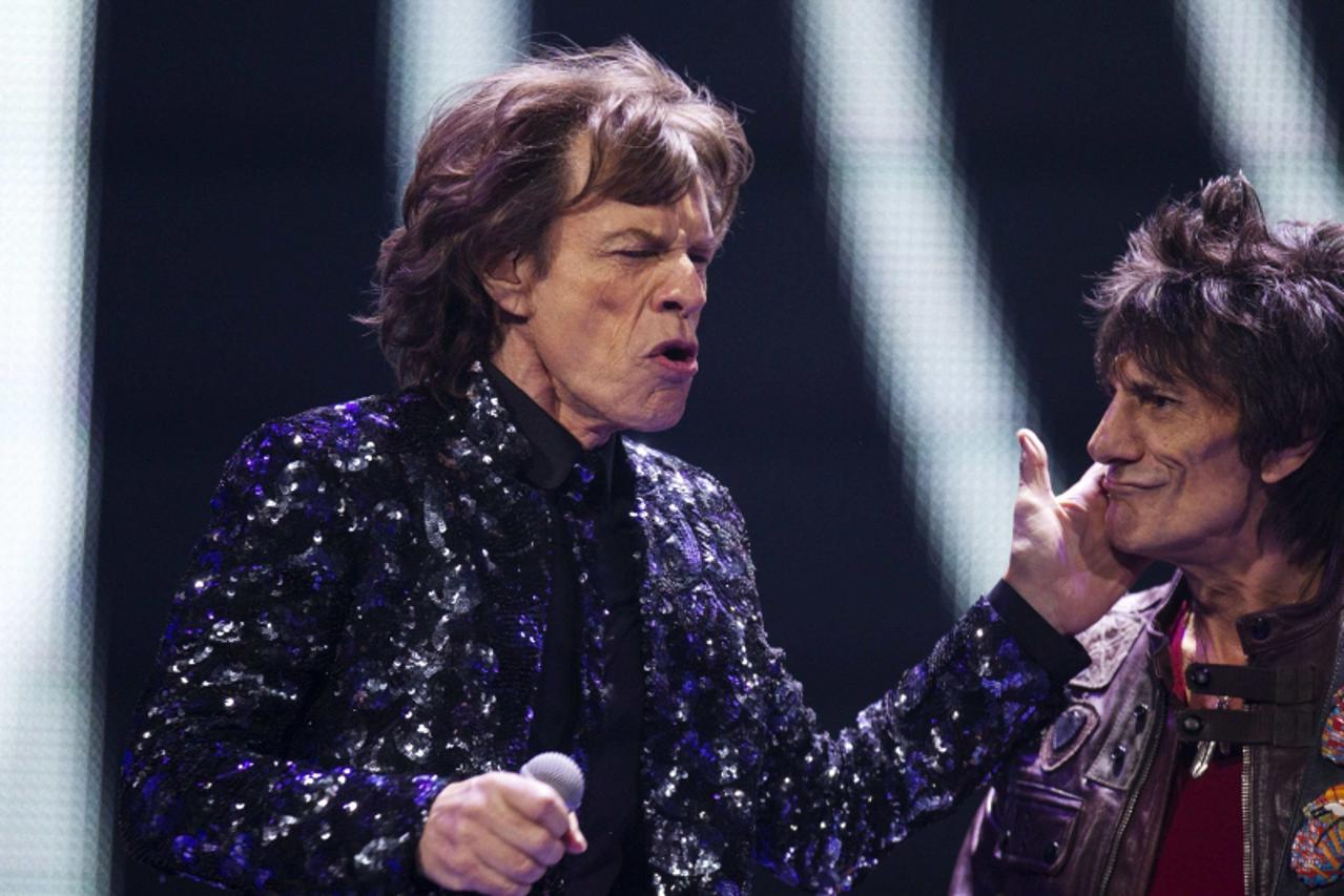 'Singer Mick Jagger (L) greets guitarist Ronnie Wood of The Rolling Stones as they perform at the Barclays Center in New York, December 8, 2012.  REUTERS/Lucas Jackson (UNITED STATES - Tags: ENTERTAIN