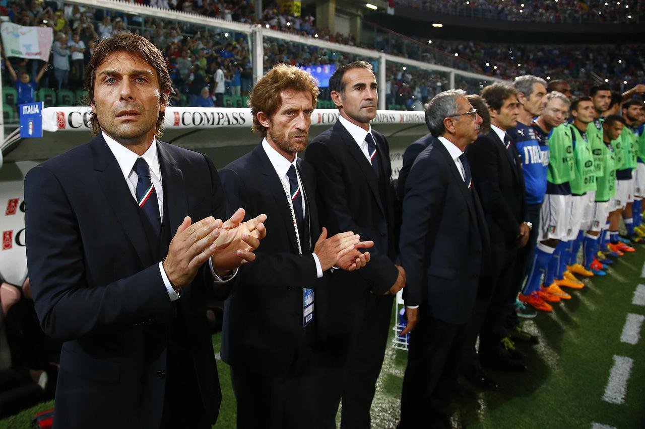 Italy's coach Antonio Conte (L) claps before the Euro 2016 qualification soccer match against Azerbaijan in Palermo October 10, 2014. REUTERS/Tony Gentile (ITALY - Tags: SPORT SOCCER)