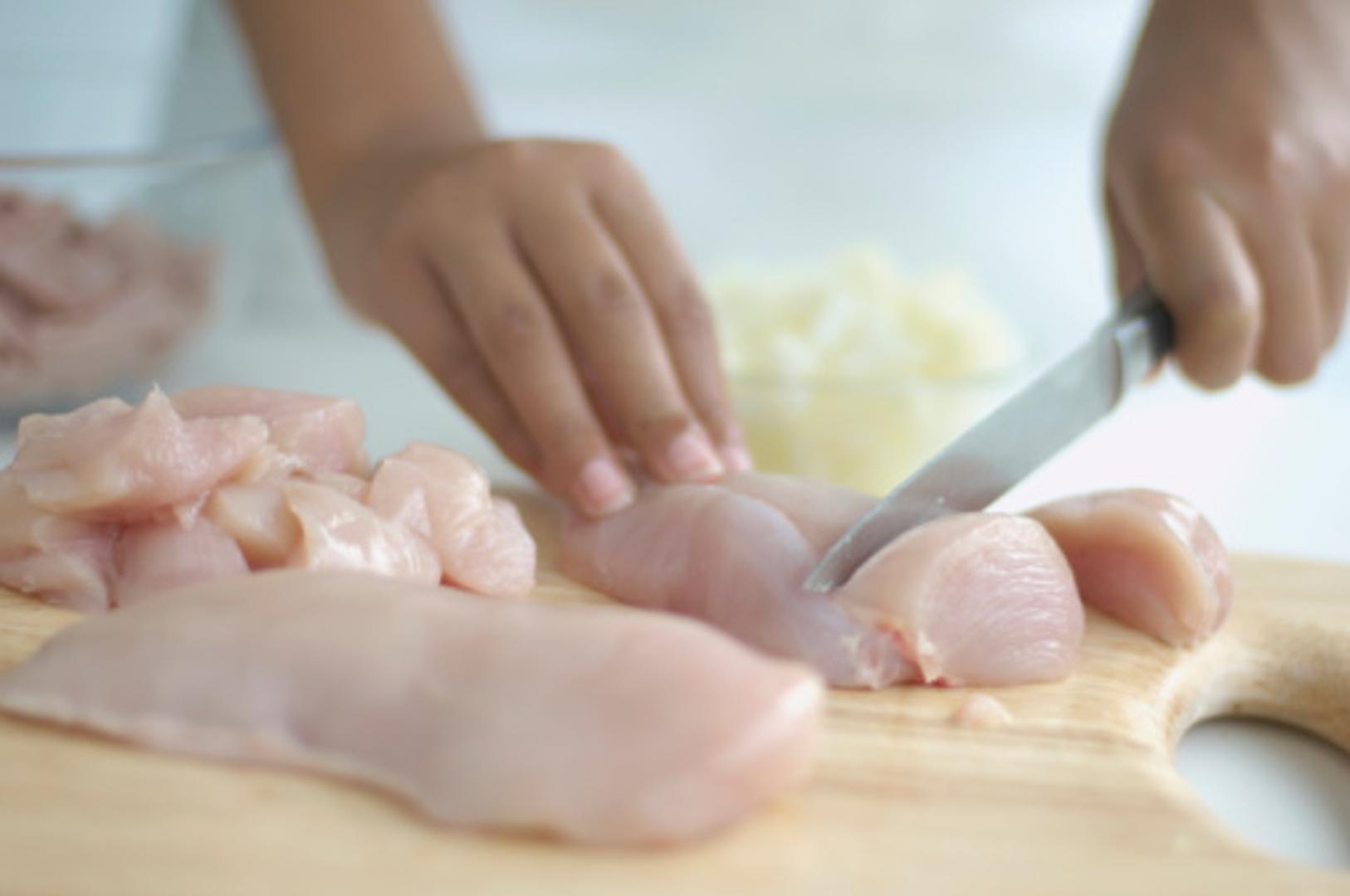 Ako ste pileće meso dirali rukama, svakako nemojte zaboraviti dobro oprati ruke nakon toga prije nego nastavite s pripremom ostalih namirnica. 
