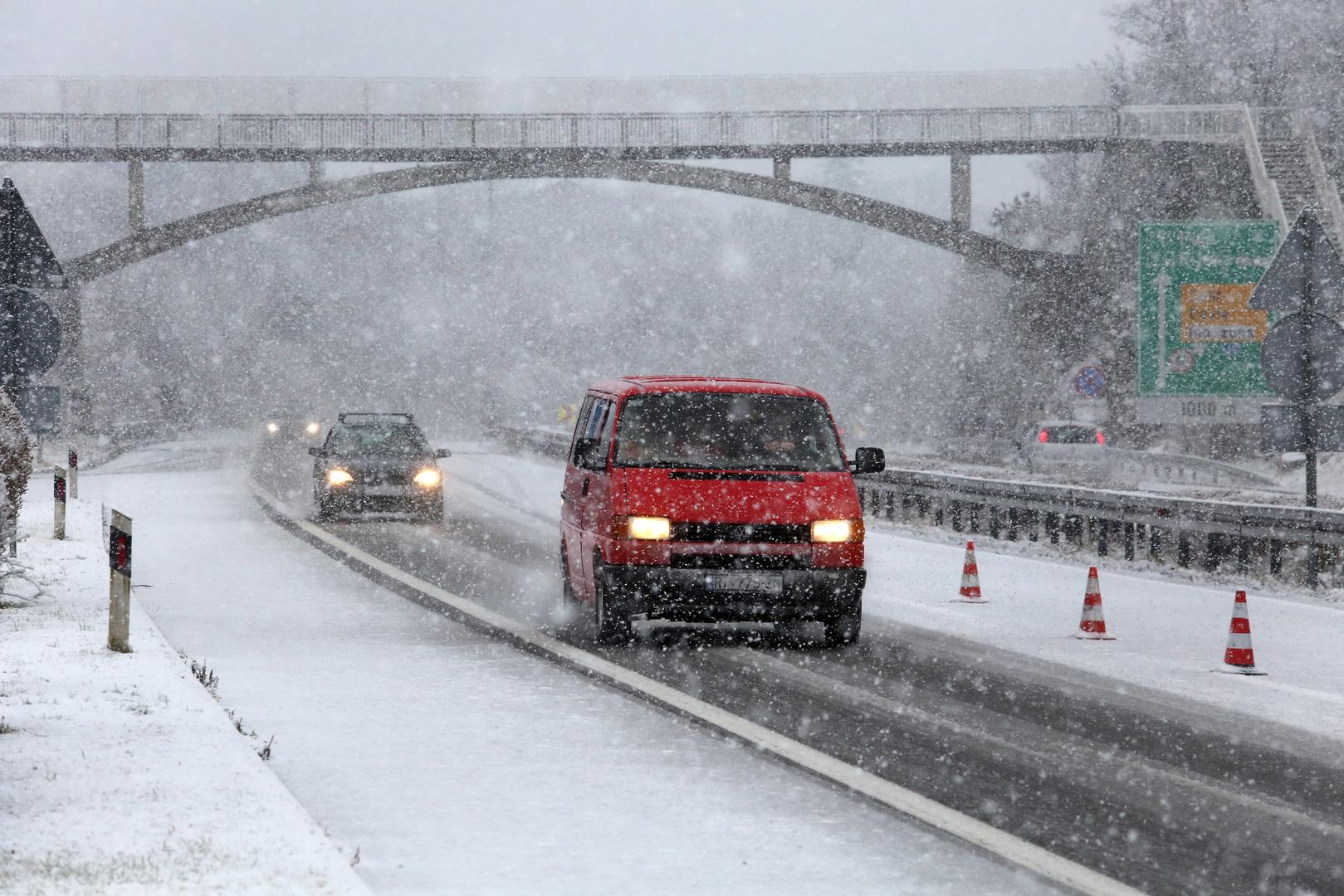 Vožnja po snijegu i ledu posebno je izazovna za vozače. Donosimo 8 osnovnih pravila za vožnju u takvim uvjetima prema HAK-u