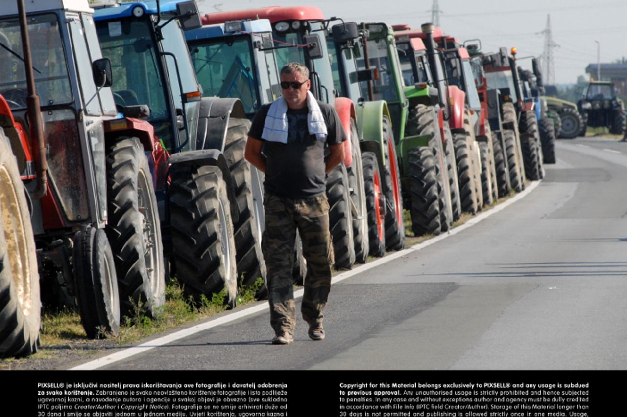 '09.08.2013., Zupanja - Nezadovoljni seljaci blokirali su drzavnu cestu koja vodi prema granicnom prijelazu Orasje.   Photo: Goran Ferbezar/PIXSELL'