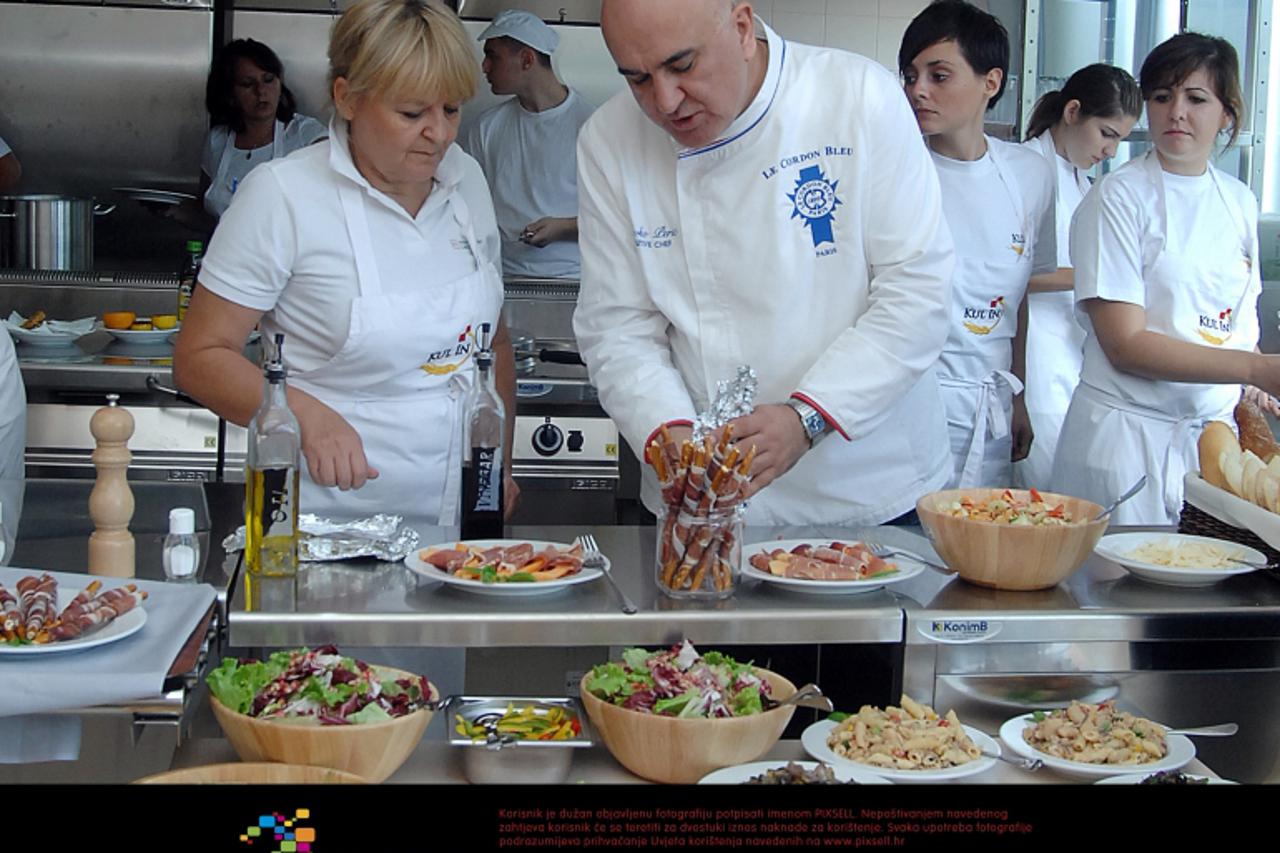 \'24.09.2011., Sisak - U kuhinji Caritasa odrzana je prezentacija kulinarske aktivnosti KULIN d.o.o., pretece buduceg kulinarskog instituta. U radionici talijanske kuhinje sudjelovalo je 20-ak polazni