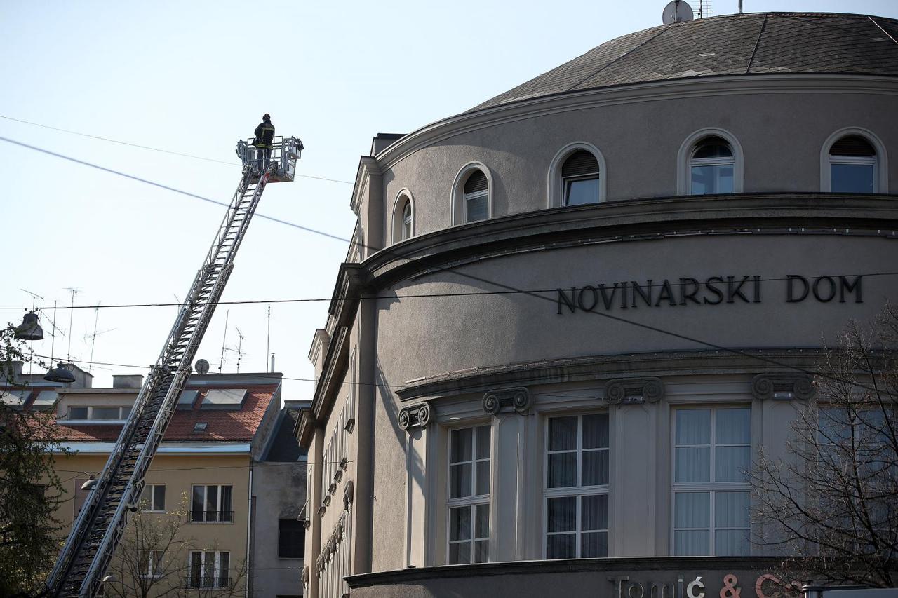 Zagreb: Oštećeni krovovi i pročelja zgrada u potresu