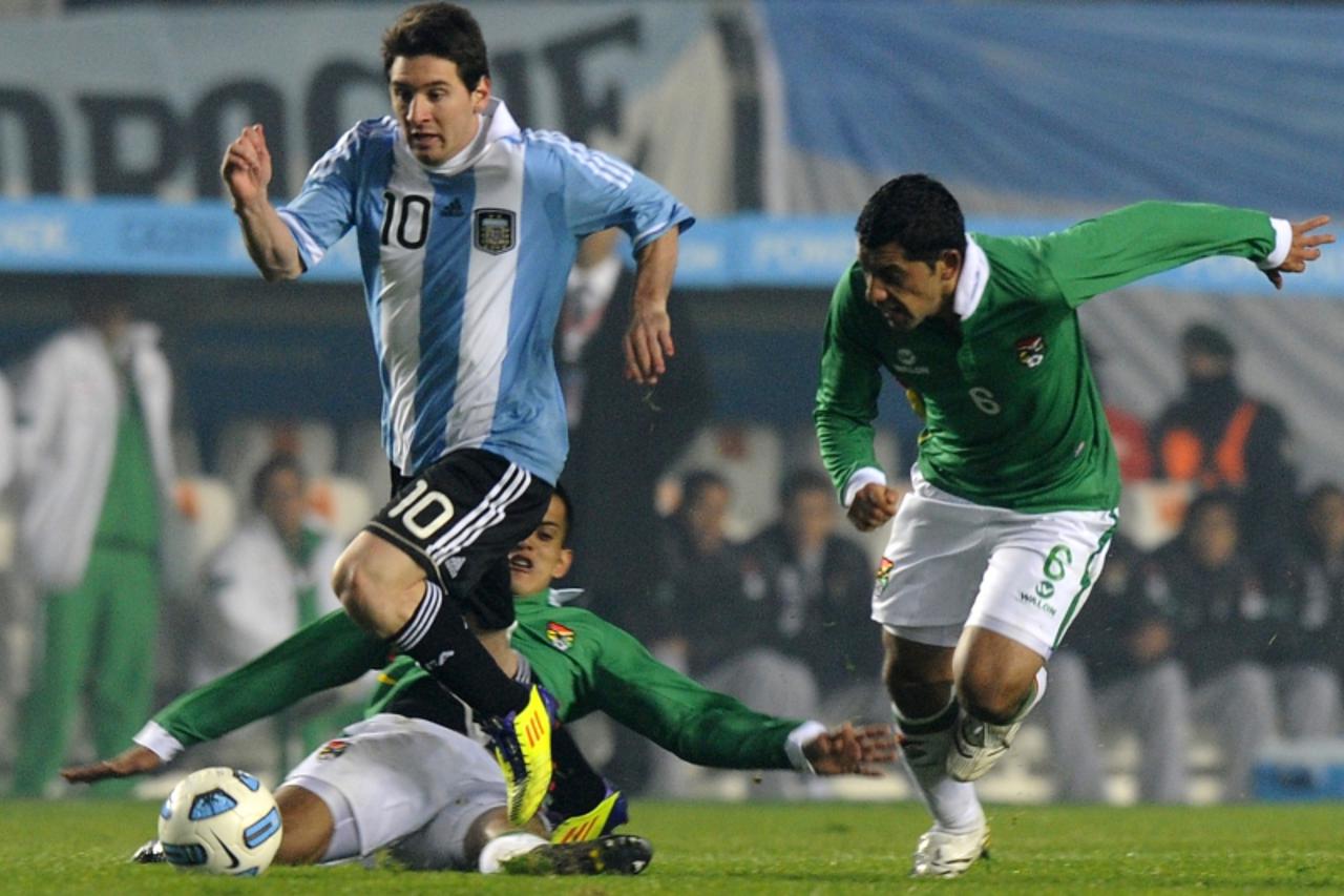 \'Argentine forward Lionel Messi(10) gets away from Bolivians Jhasmani Campos(L) and Walter Flores during a 2011 Copa America Group A first round football match held at the Ciudad de La Plata stadium 