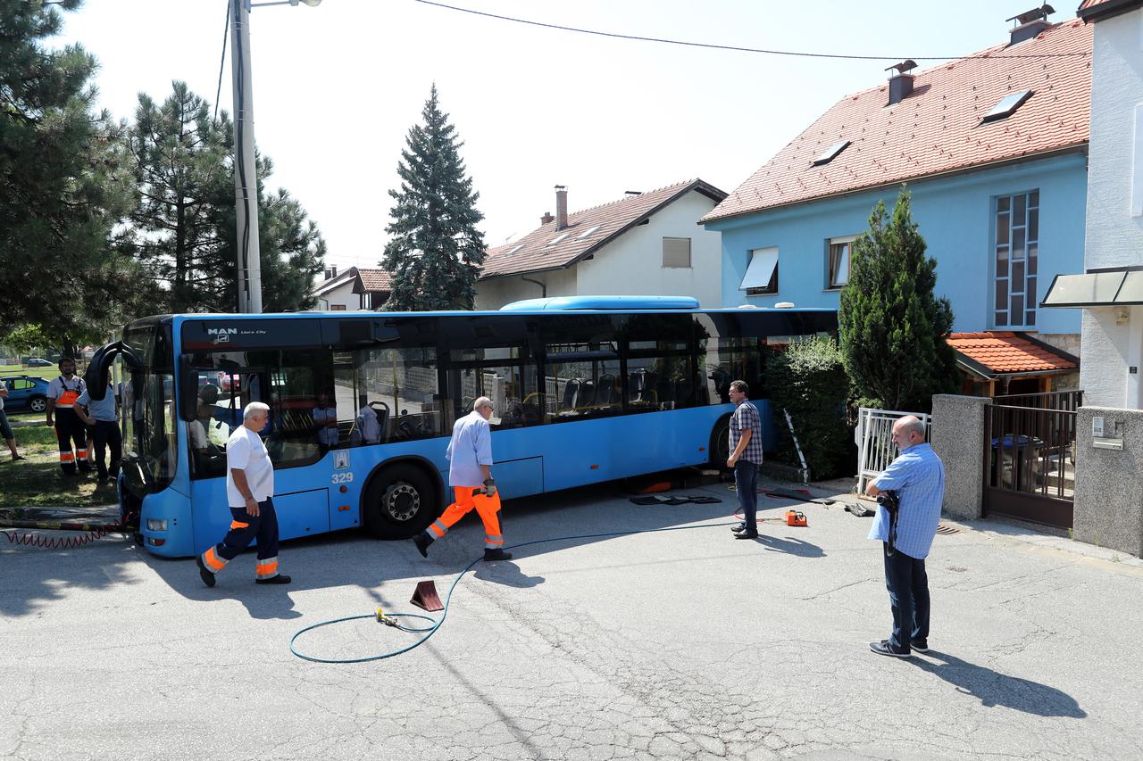 Autobus ZET-a nakon proklizavanja udario u obiteljsku kuću