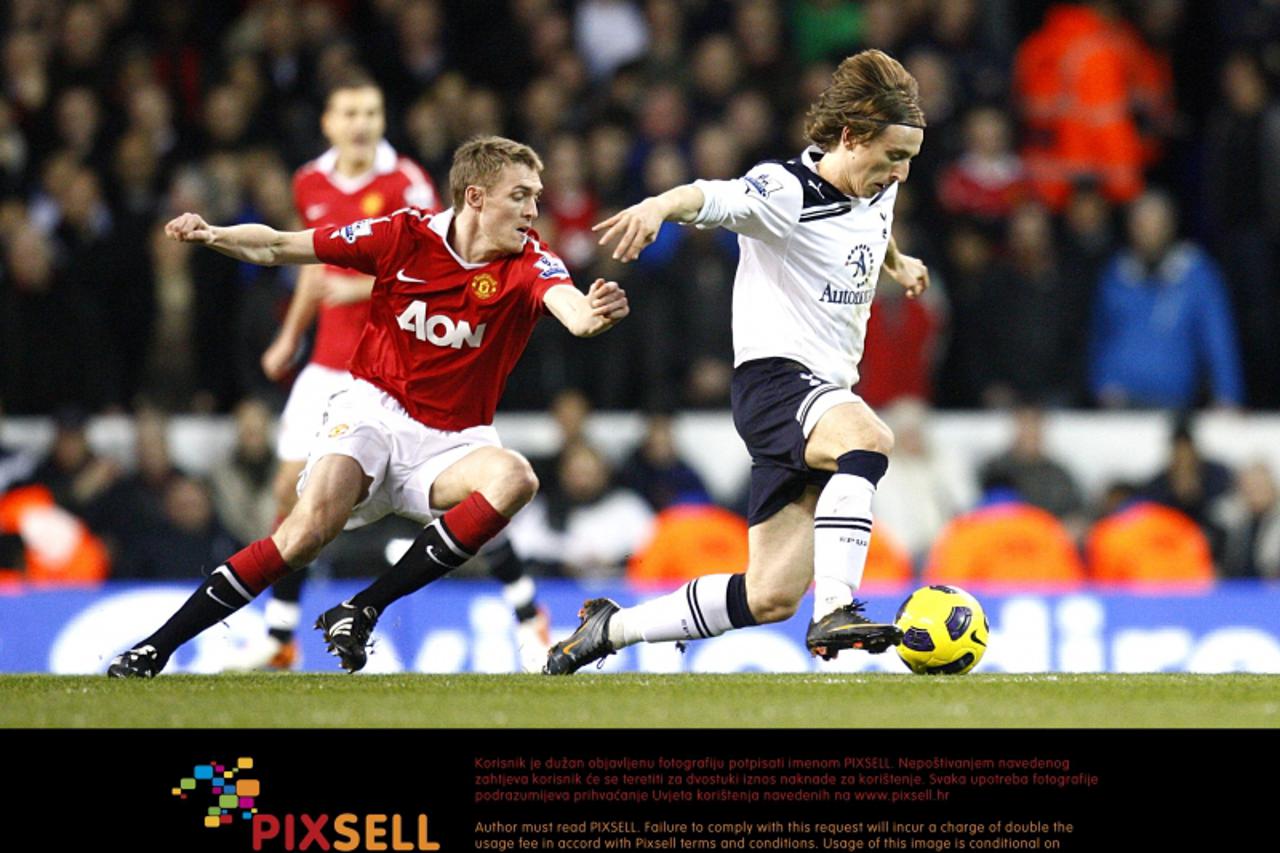 'Manchester United\'s Darren Fletcher (left) chases Tottenham Hotspur\'s Luka Modric (right). Photo: Press Association/Pixsell'