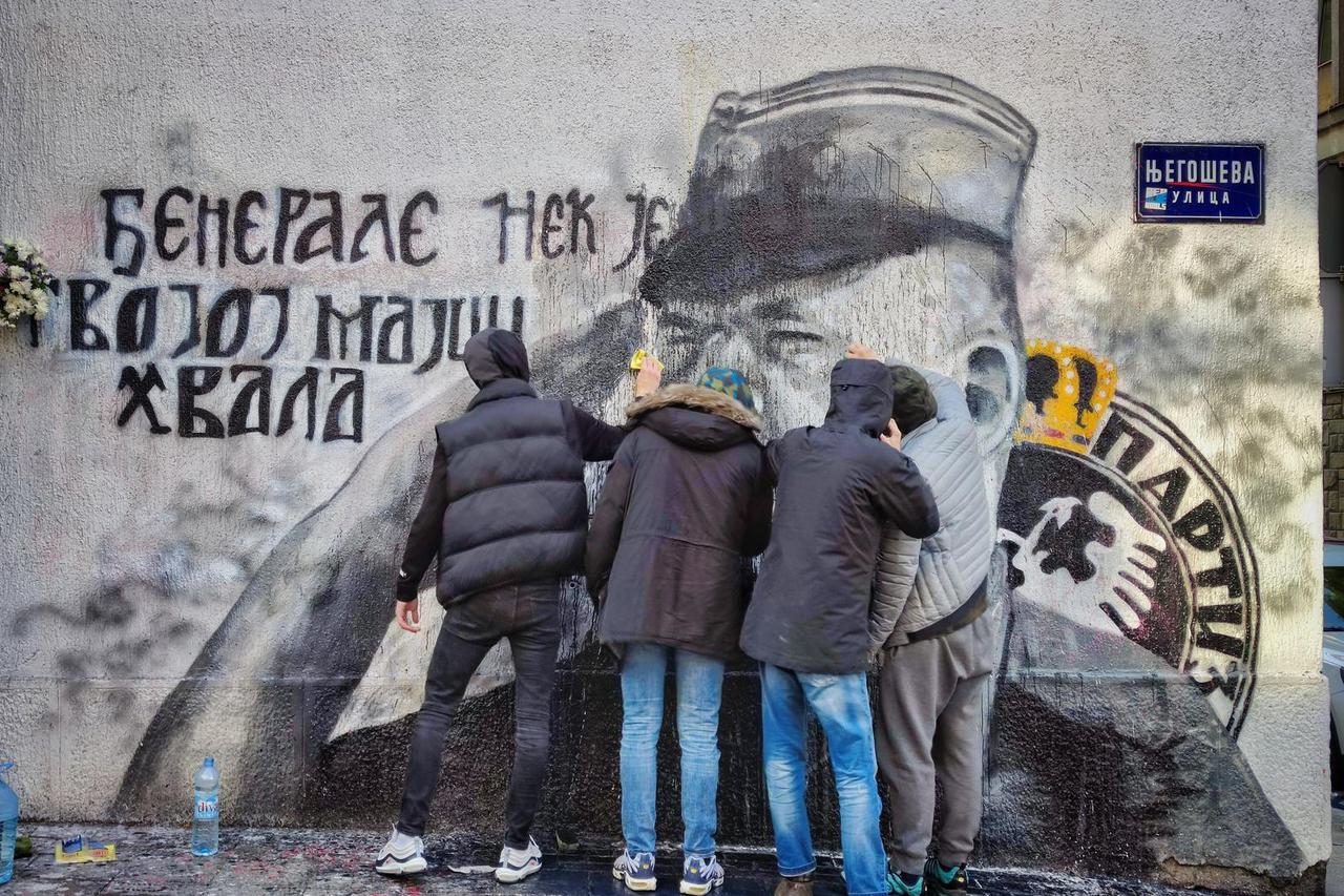 Beograd: Grupa mladića čisti crnu boju koju je netko bacio na Mladićev mural