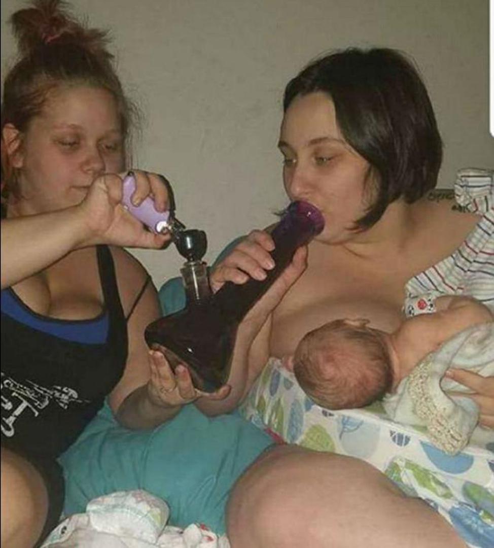 Fotografija na kojoj mlada Amerikanka planira pušiti bong dok joj ga prijateljica pali, a na desnoj dojci drži malenu bebu, izazvala je lavinu komentara na internetu.