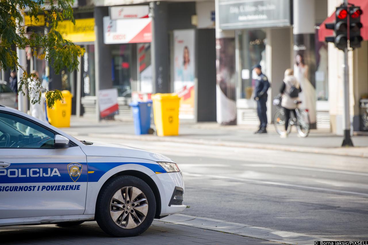 Osijek: Policijski očevid u Županijskoj ulici gdje je pronađeno tijelo muške osobe
