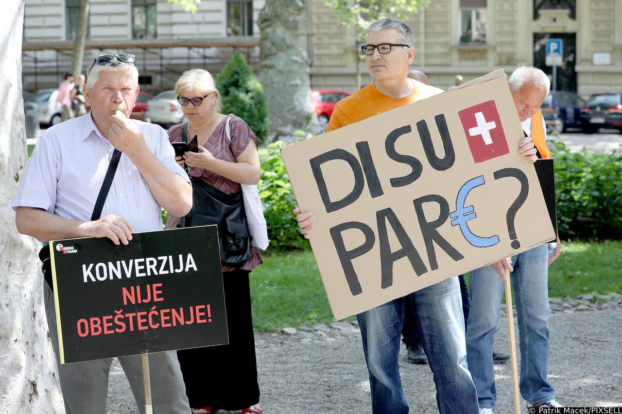 Zagreb: Prosvjed i obraćanje medijima Udruge Franak u parku Zrinjevac