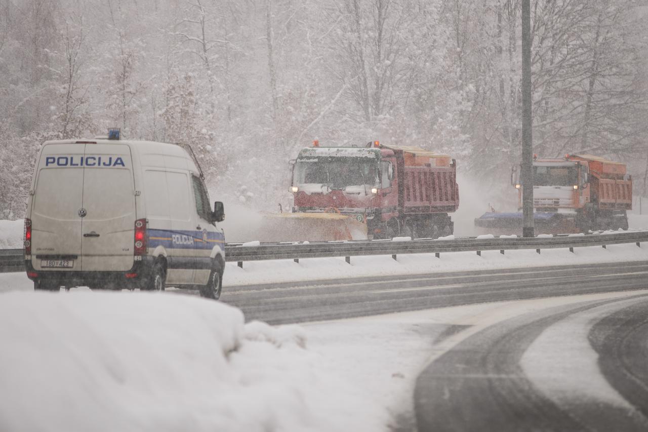 Ministar obrane Damir Krstičević obišao vojsku koja čisti snijeg s ulica
