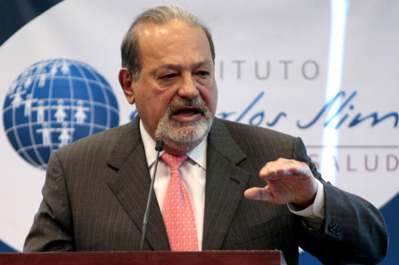 'Mexican billionaire Carlos Slim, speaks at a news conference in Mexico City January 19, 2010 where he announced his $65-million contribution to genomic research. The Carlos Slim Health Institute said