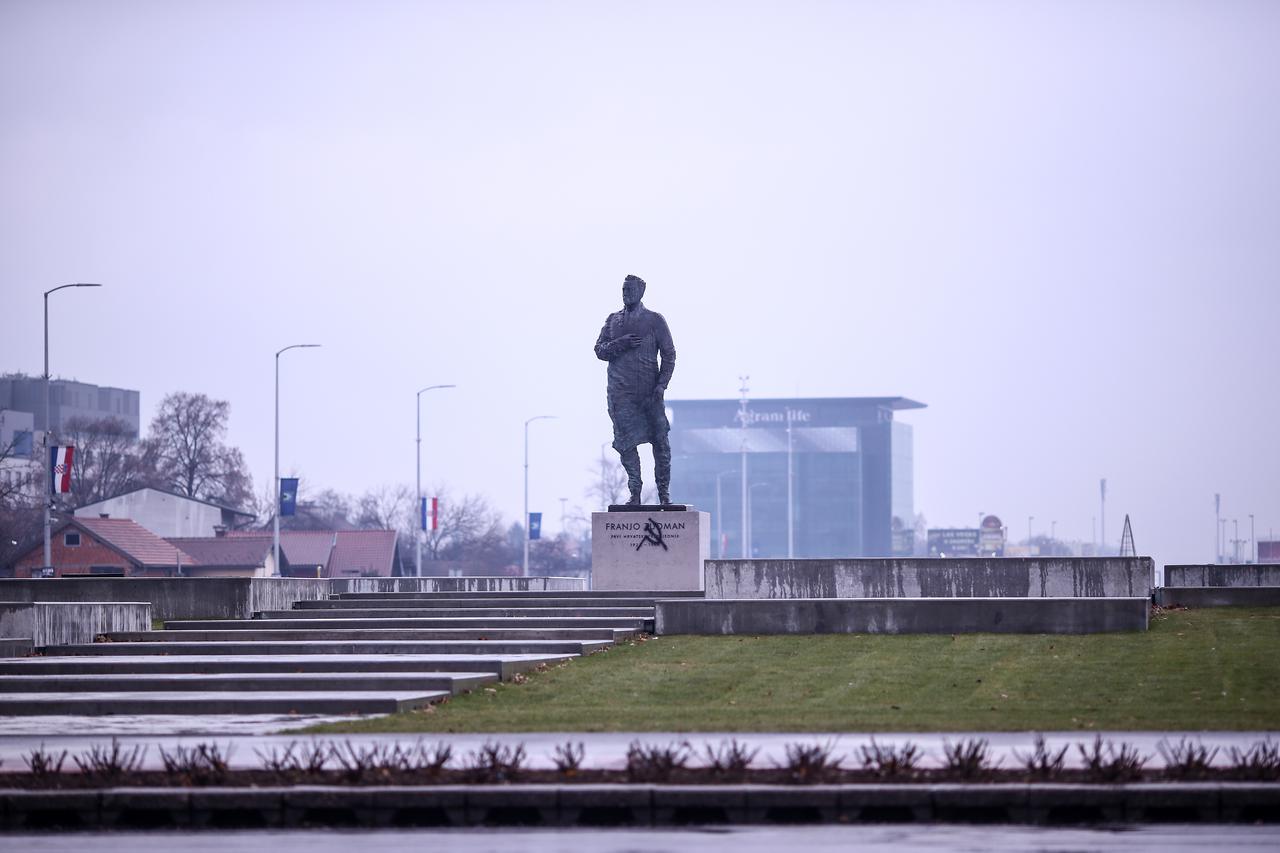 Na novom spomeniku dr. Franji Tuđmanu osvanuli srp i čekić
