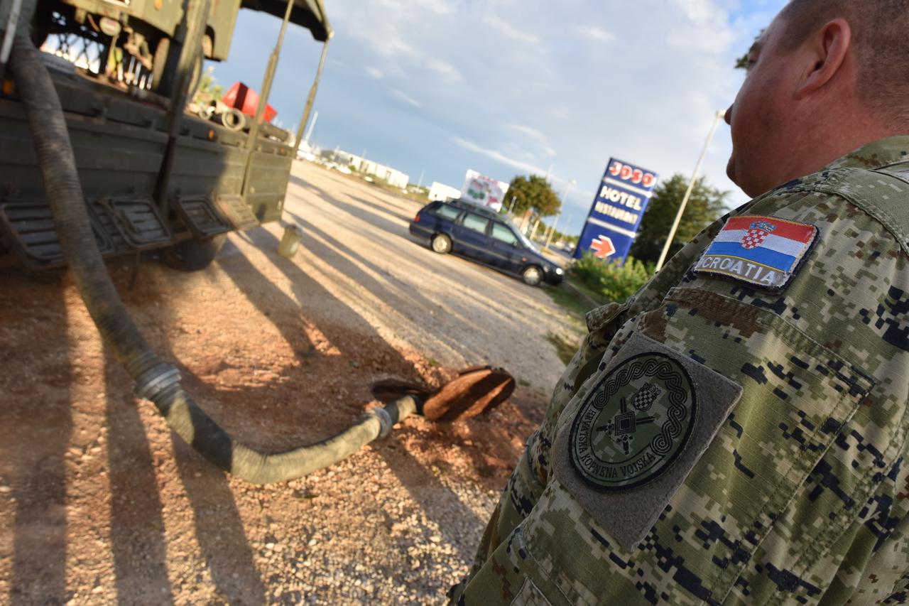 Sukošan: Vojska i vatrogasci saniraju štetu koju je Zadarskoj županiji nanijela ciklona Gracija