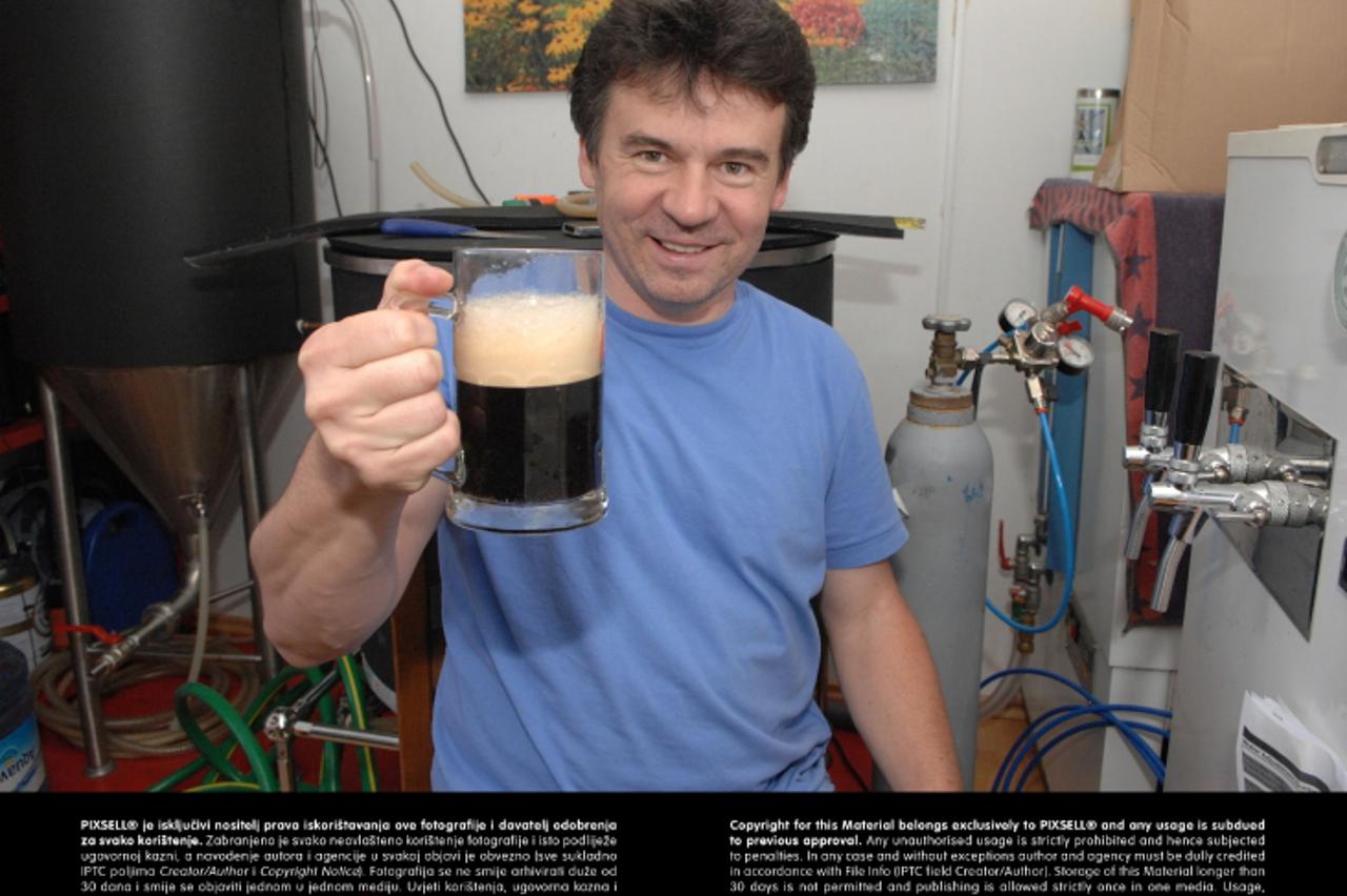 '21.05.2013. Stubicke Toplice - Andjelko Zrinski proizvodi pivu u kucnoj radinosti za vlastite potrebe. Proizvodnja piva iz ciste radoznalosti postalo mu je hobi s kojim se bavi vec 3 godine. Photo: M