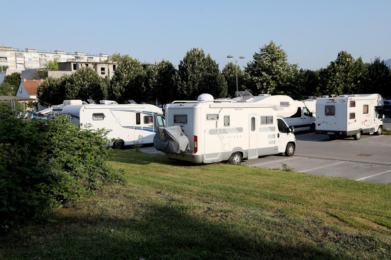 Zagreb: Parkiraliste kod Paromlina mnogi stranci koriste za kampiranje
