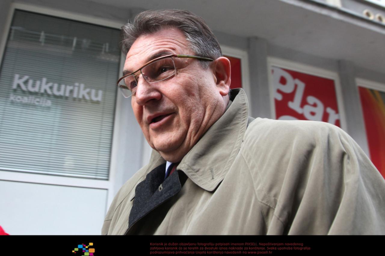 '07.12.2011., Zagreb - Radimir Cacic dolazi u sjediste SDP-a.  Photo: Patrik Macek/PIXSELL'