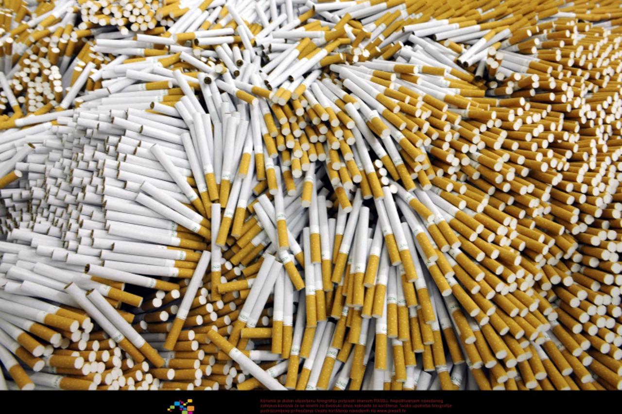 'Zigaretten liegen am Mittwoch (11.06.2008) in der Produktion bei British-American-Tabacco in Bayreuth. Die Firma hält rund 20 Prozent Marktanteil weltweit und hat den größten Standort in Bayreuth. Fo