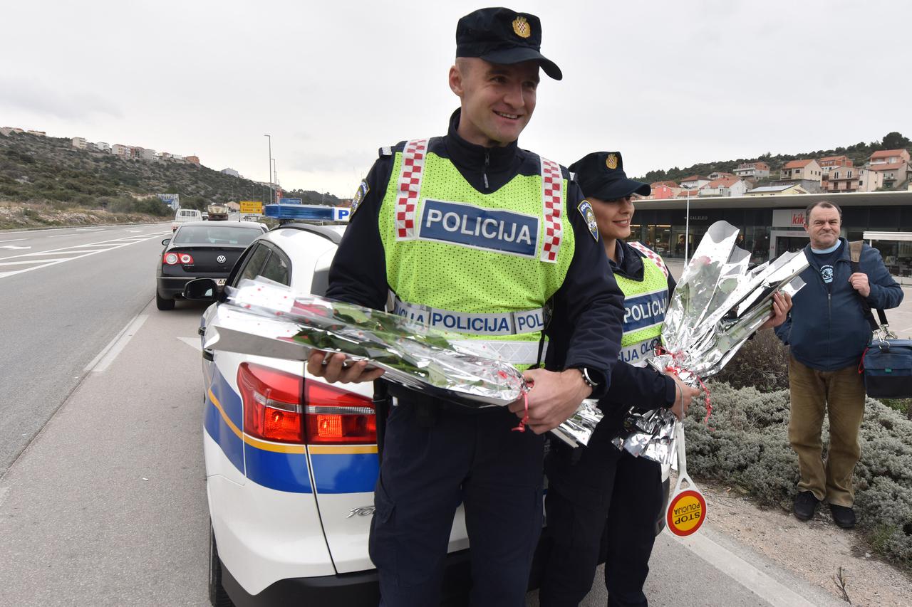 Šibenik: Prometna policija dijelila ruže povodom Dana žena