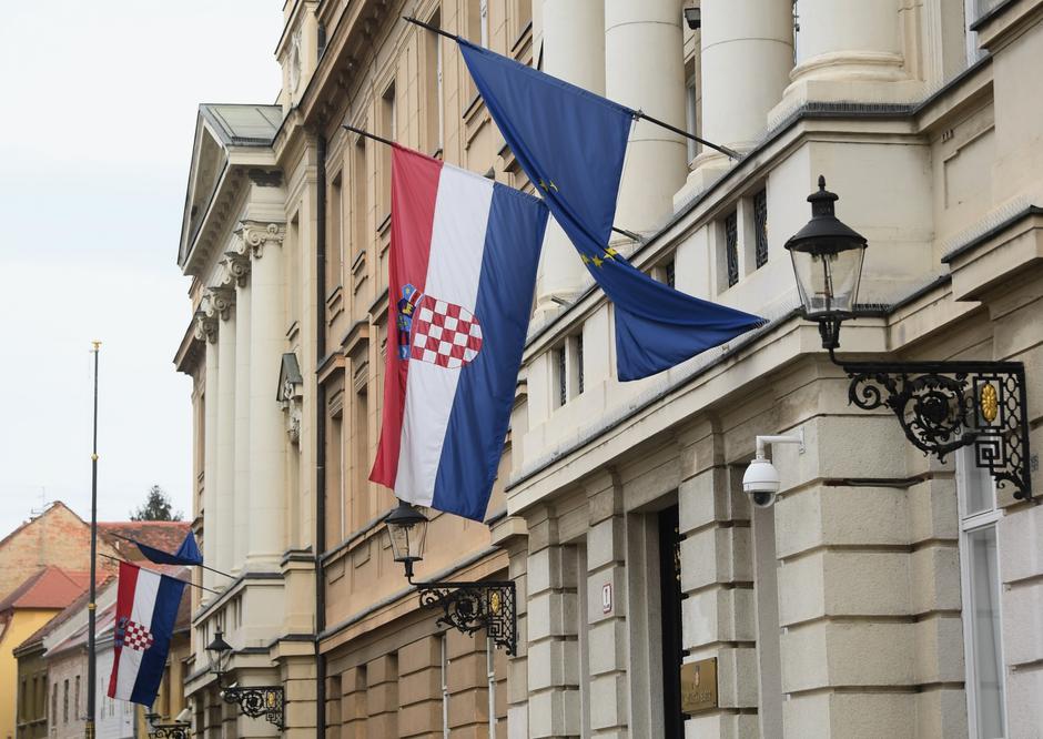Zagreb: Na zgradama Vlade i Sabora spuštene zastava na pola koplja