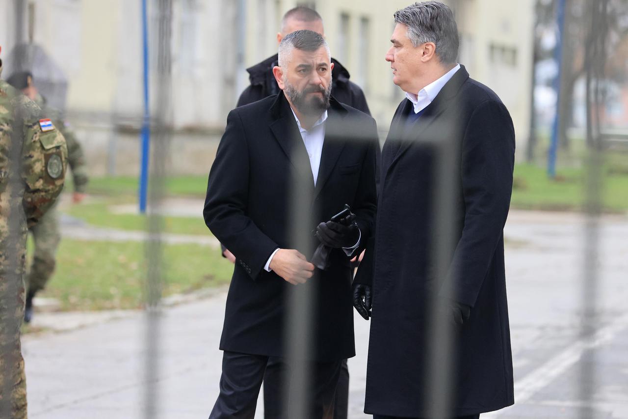 Nakon što ministar Banožić nije ušao u vojarnu u Našicama, ispred vojarne izjavu je dao predsjednik Republike