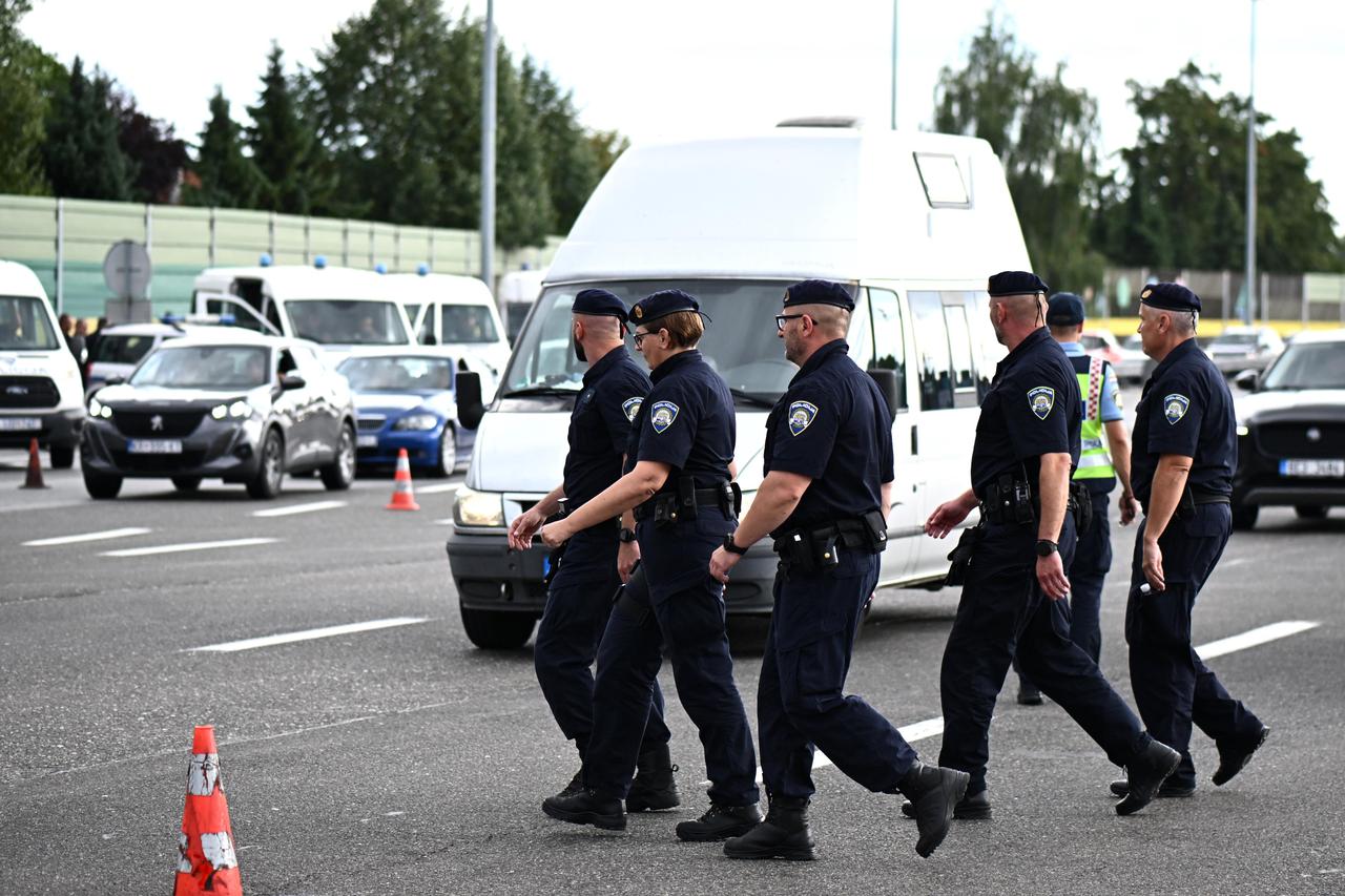 Policija na Lučkom dočekuje navijače Hajduka koji dolaze na utakmicu u Maksimir