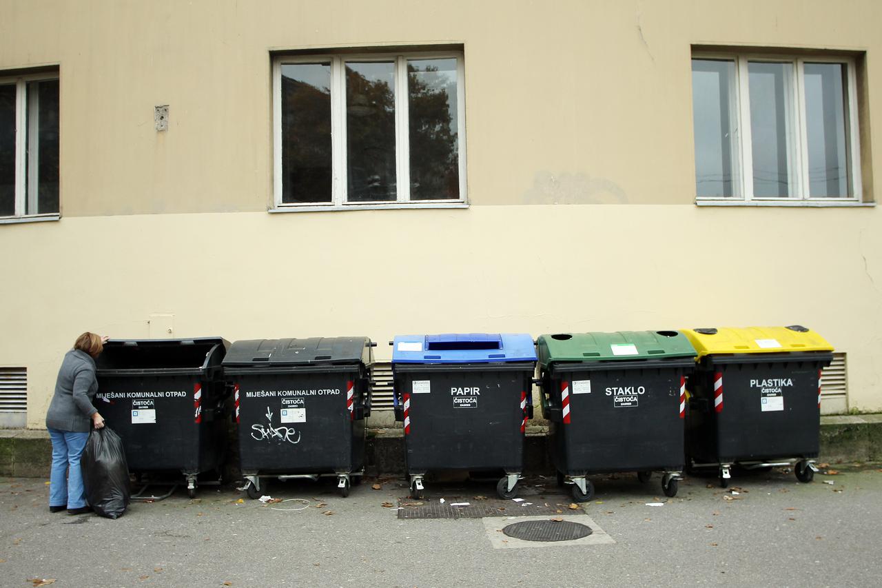 09.11.2014., Zagreb - Kontejneri za razni otpad postavljeni uz zgradu. Photo: Goran Jakus/PIXSELL