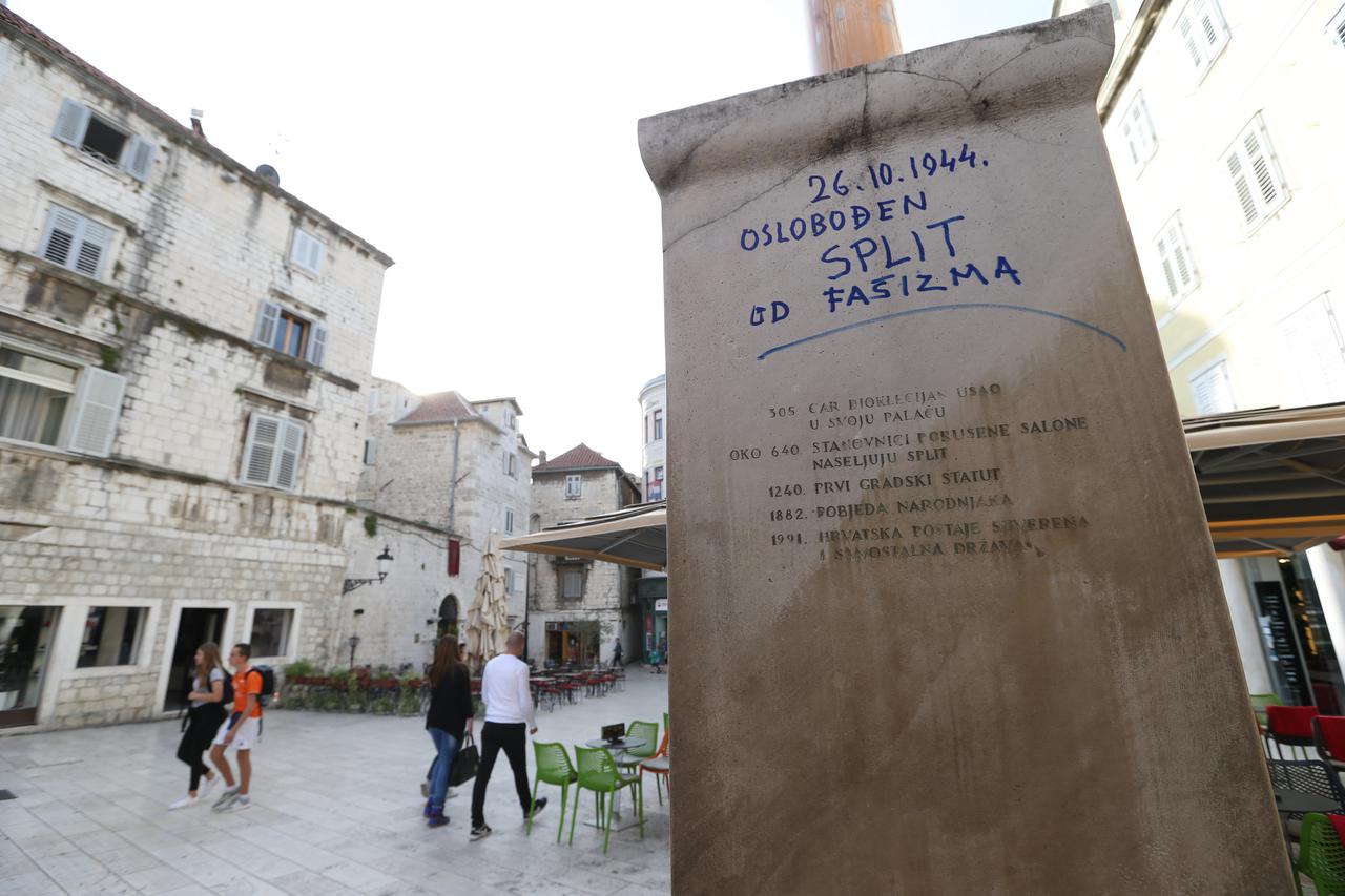 Ante Jelaska na spomenik flomasterom dopisao datum oslobođenja Splita od fašizma