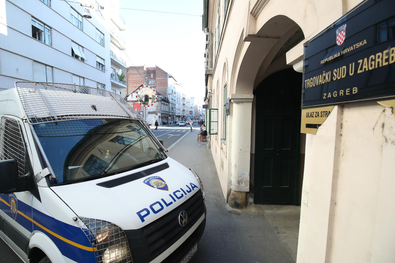 Zagreb: Dolazak policijskog kombija na Županijsku sud gdje bi trebale biti privedene dvije grupe dilera 