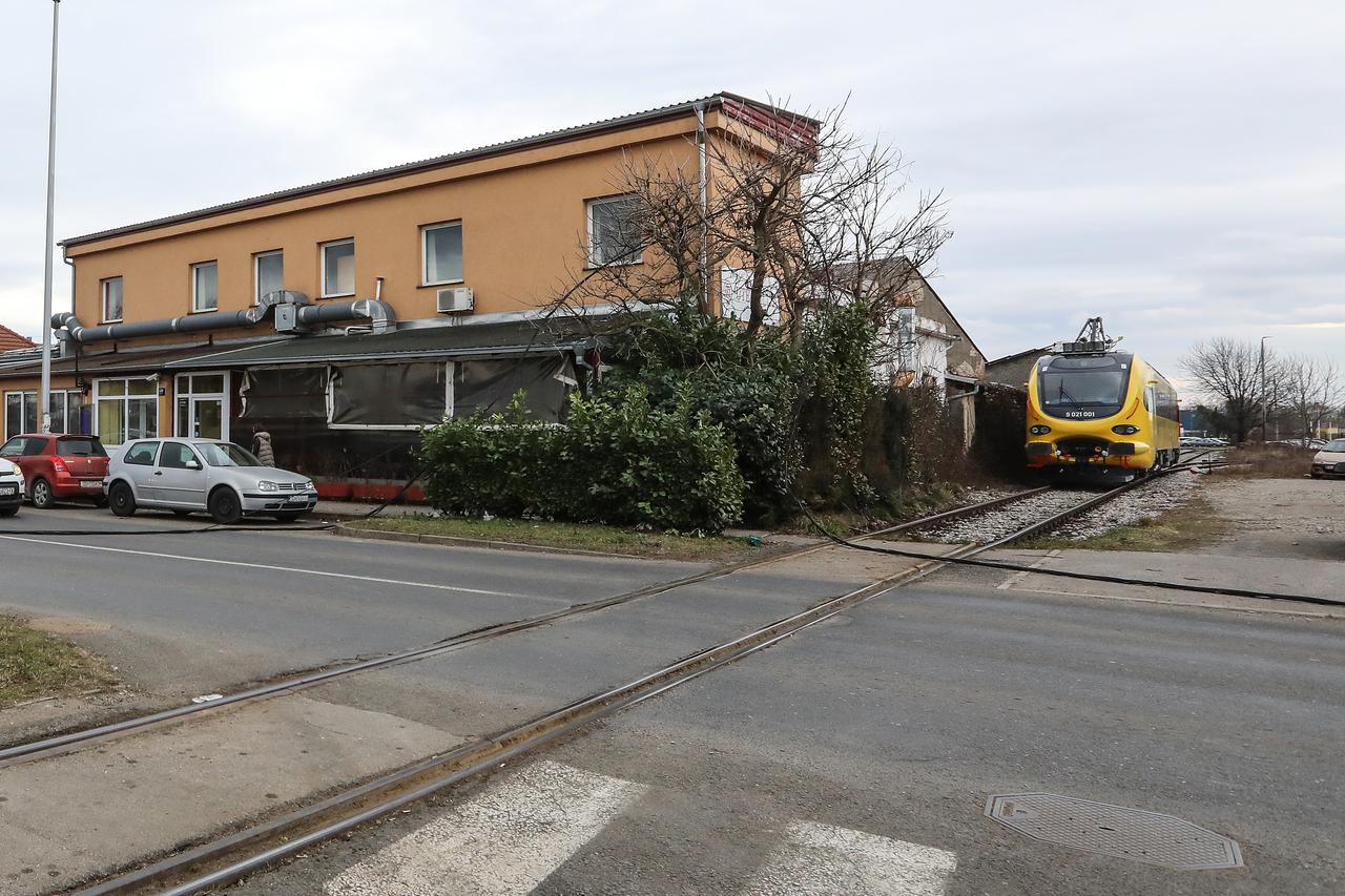 Zagreb:  Teretni vlak na Samoborskoj cesti zahvatio elektri?ne vodove, promet obustavljen