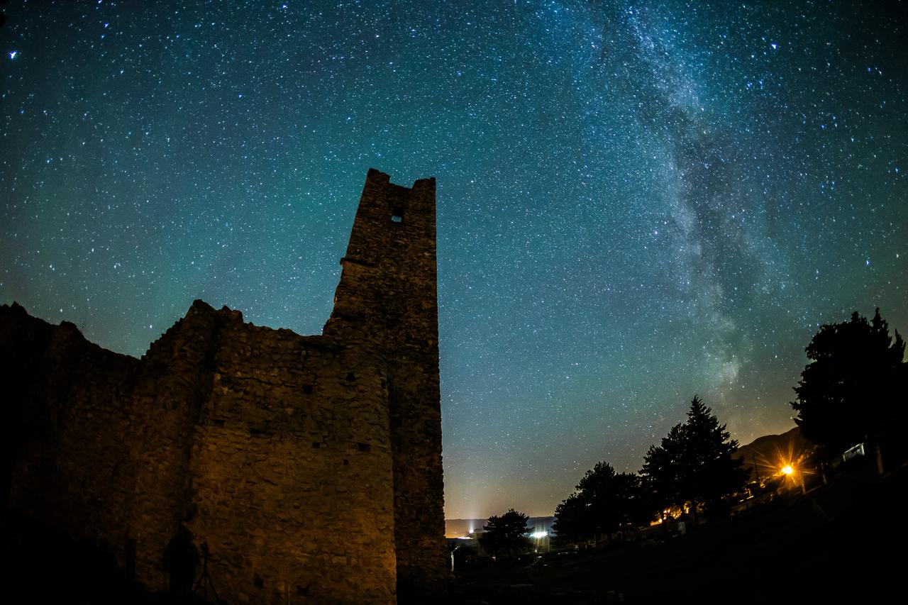 Civljane: Pogled na zvjezdano nebo i meteorski roj Perzeida kod crkve Svetog Spasa