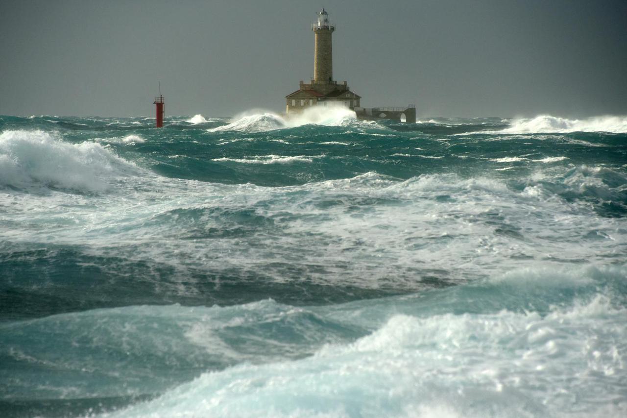 Premantura: Svjetionik Porer okovan velikim valovima