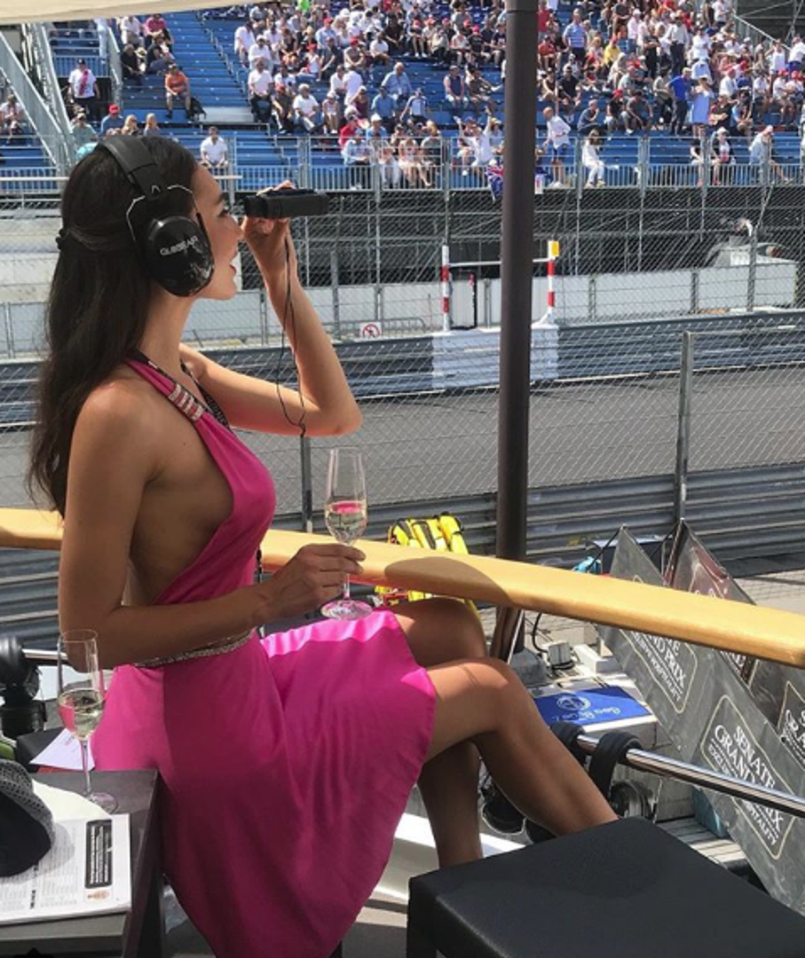 Jelena je na Instagramu objavila zavodljive fotografije s tribina Monte Carla uoči utrke Formule 1 za Veliku nagradu Monaka. 