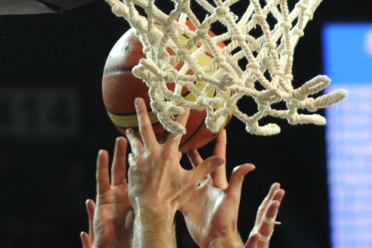 \'Players try to score during the World Championship eighth of finals basketball match Serbia vs. Croatia, on September 4, 2010 in Istanbul.      AFP PHOTO / MUSTAFA OZER\'